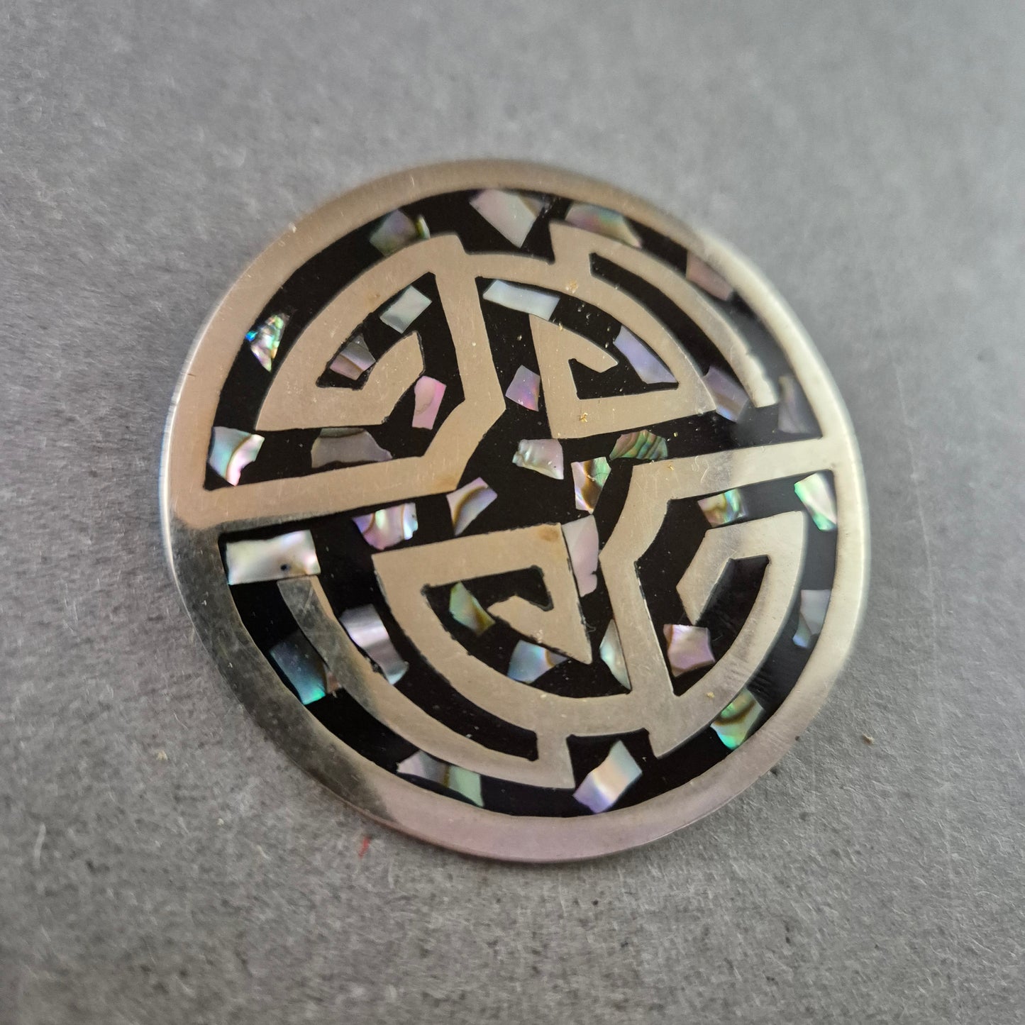 Runde Alpaka-Brosche mit Abalone-Inlay und traditionellem Muster