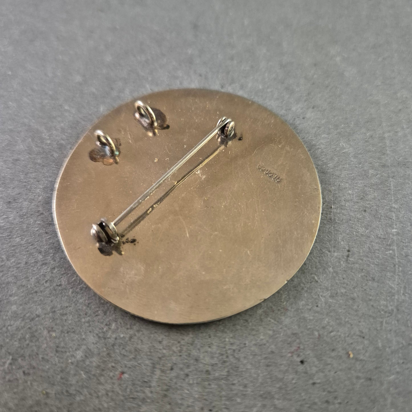 Runde Alpaka-Brosche mit Abalone-Inlay und traditionellem Muster