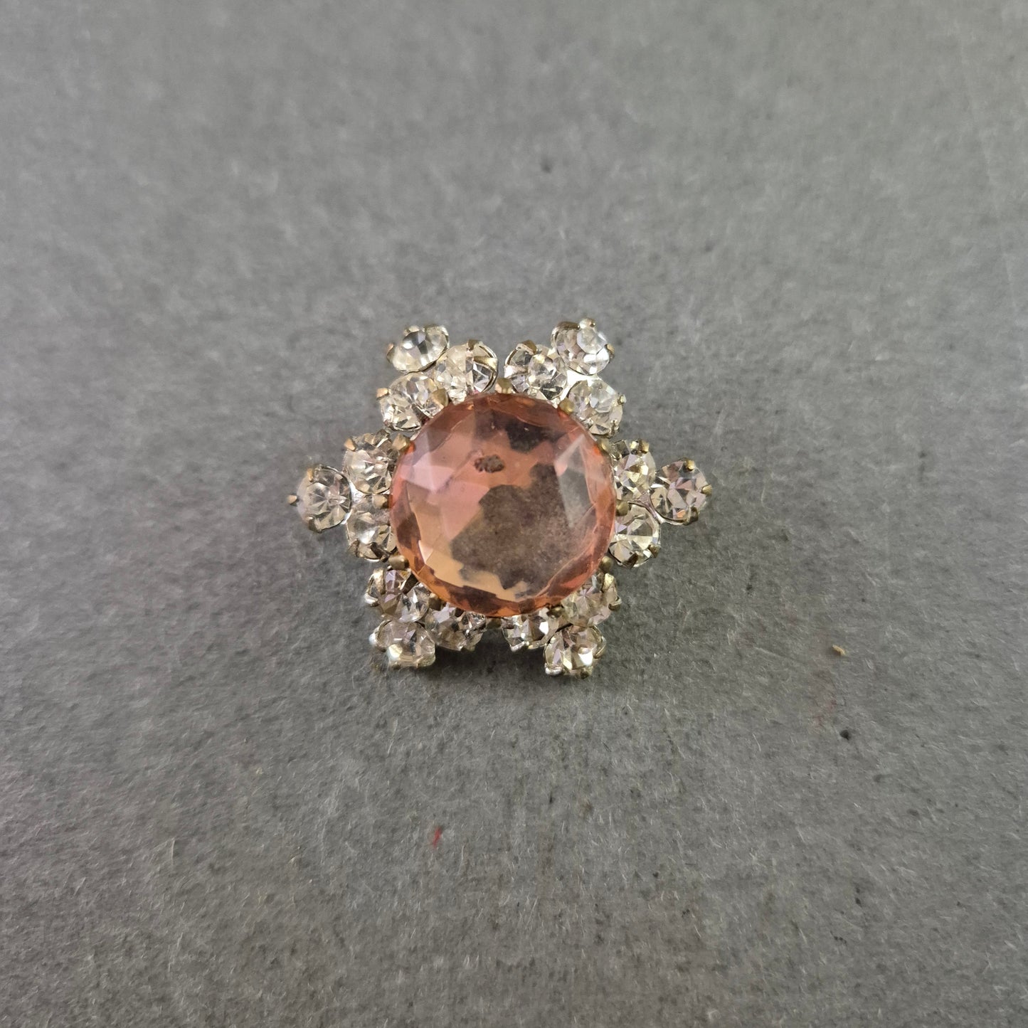 Funkelnde Vintage-Brosche mit roséfarbenem Mittelstein