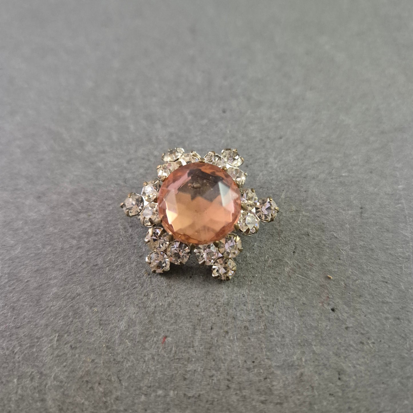 Funkelnde Vintage-Brosche mit roséfarbenem Mittelstein