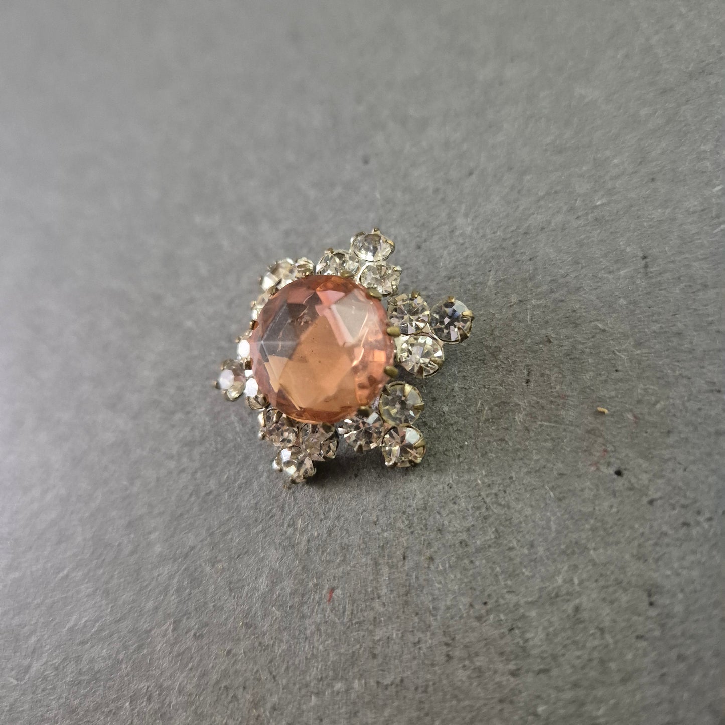 Funkelnde Vintage-Brosche mit roséfarbenem Mittelstein