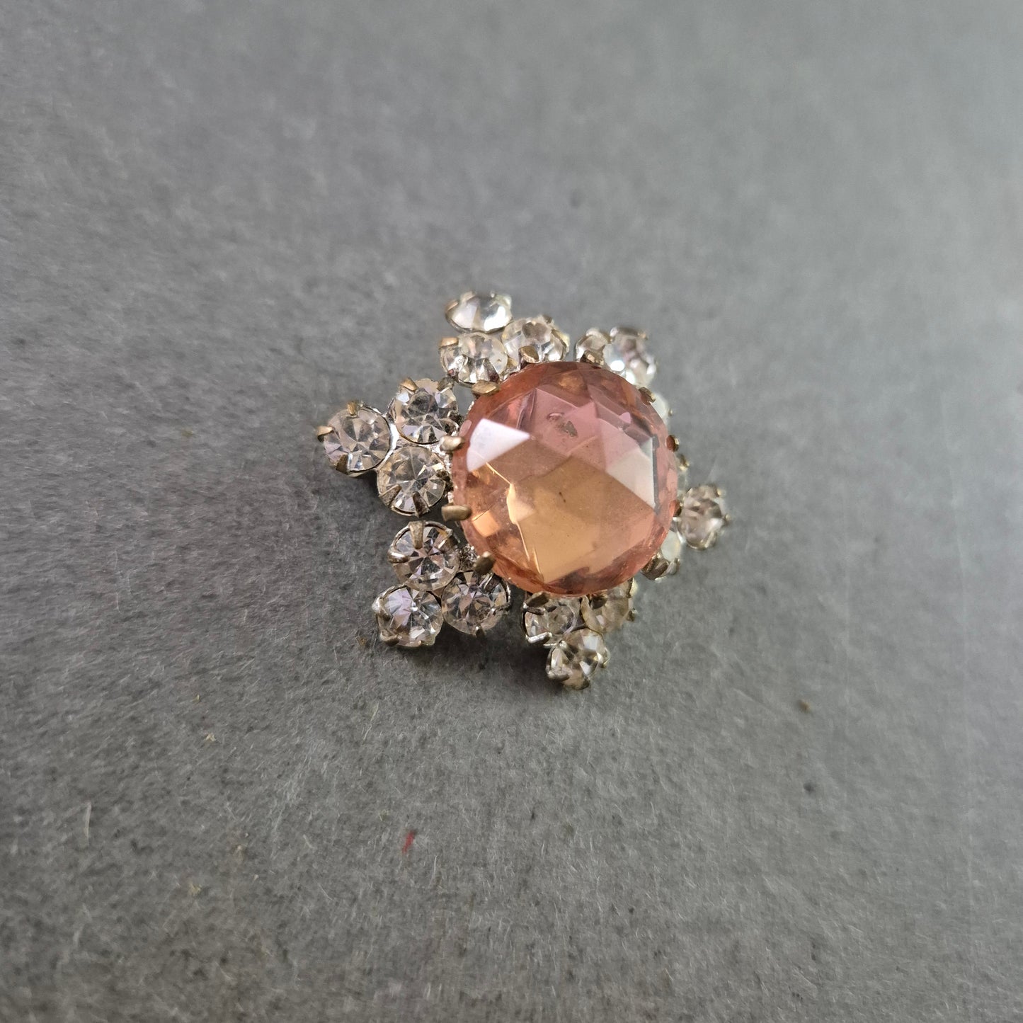 Funkelnde Vintage-Brosche mit roséfarbenem Mittelstein