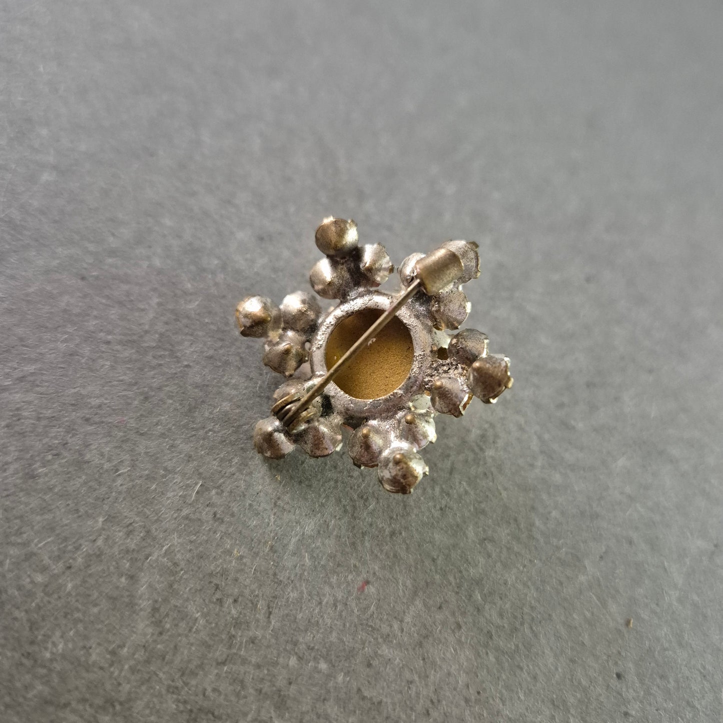 Funkelnde Vintage-Brosche mit roséfarbenem Mittelstein