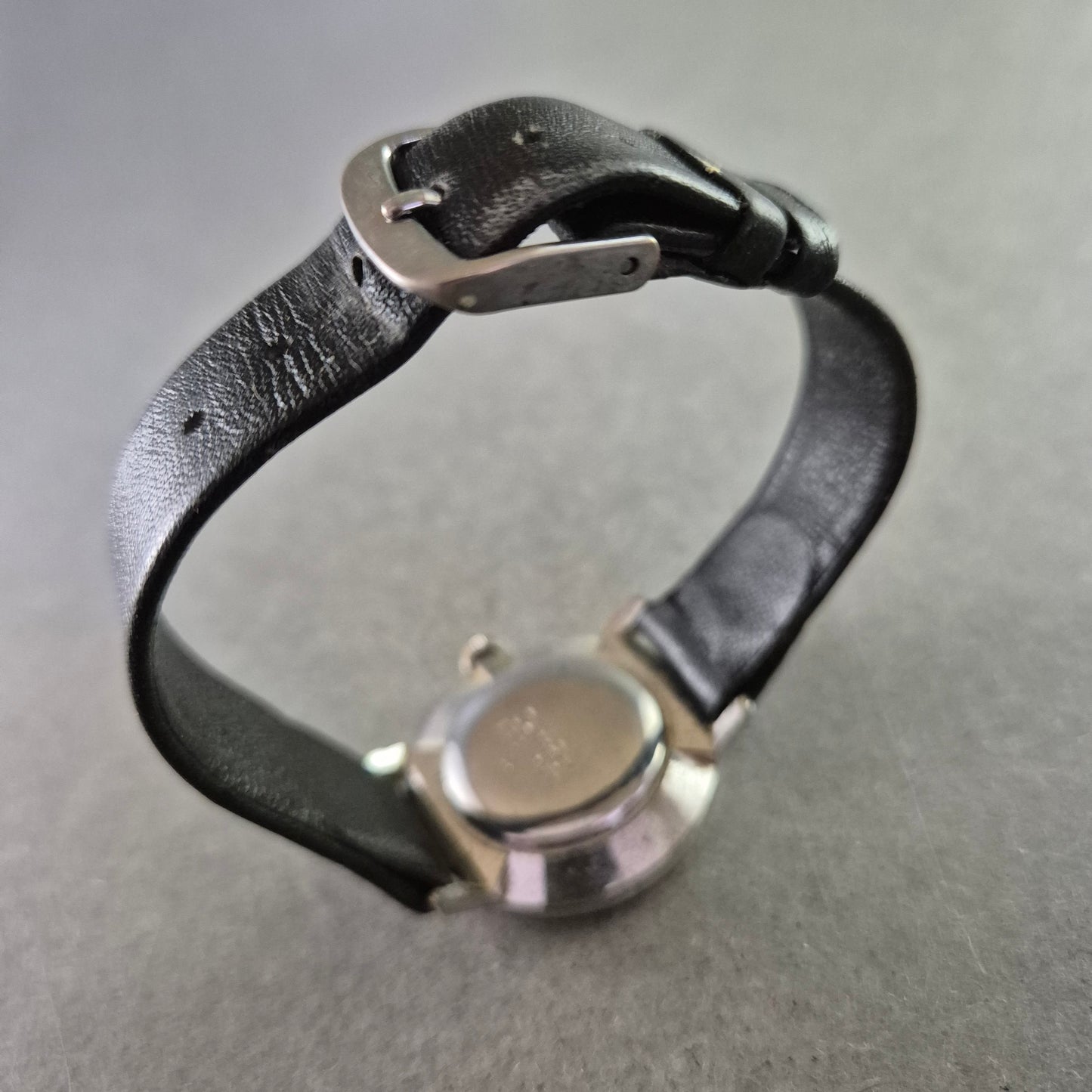 Klassische ZentRa Damenarmbanduhr – Schlichtes Design in Schwarz & Silber
