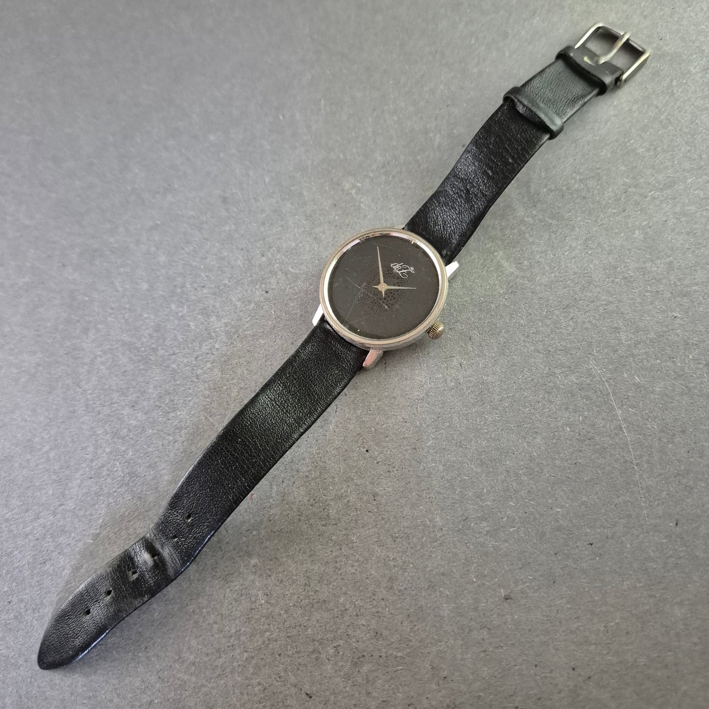 Klassische ZentRa Damenarmbanduhr – Schlichtes Design in Schwarz & Silber