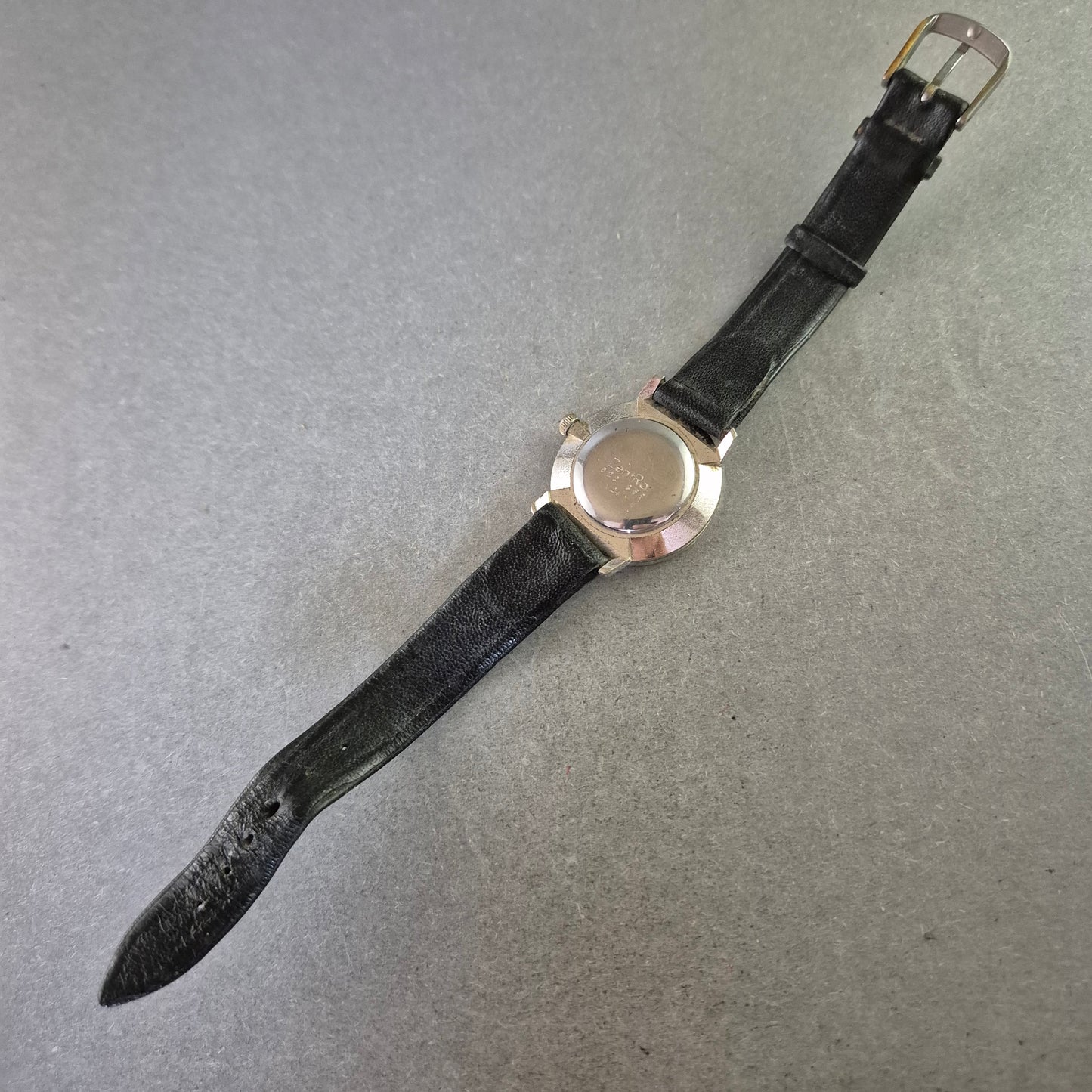 Klassische ZentRa Damenarmbanduhr – Schlichtes Design in Schwarz & Silber