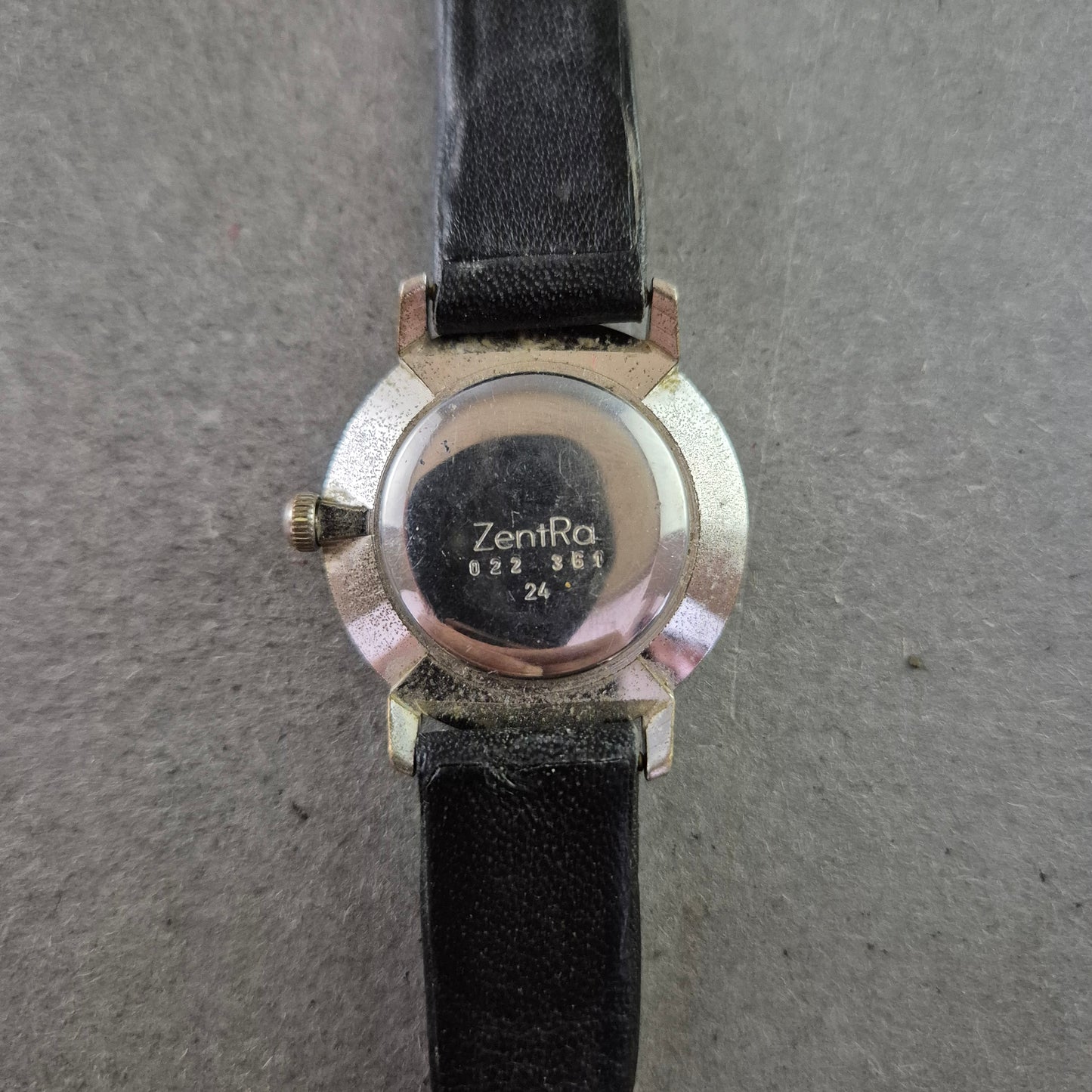 Klassische ZentRa Damenarmbanduhr – Schlichtes Design in Schwarz & Silber