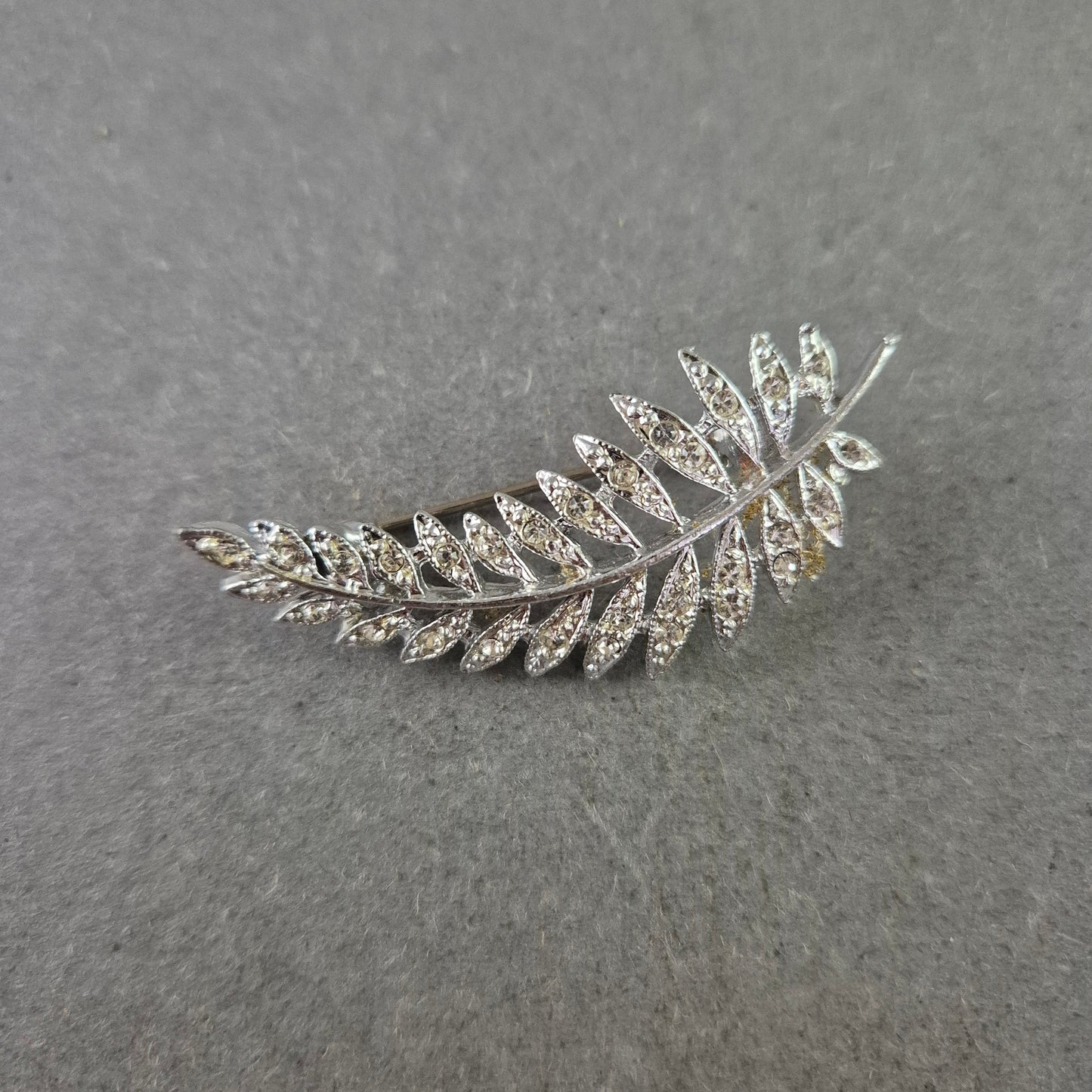 Elegante Blätter-Brosche – Funkelndes Design mit Strasssteinen