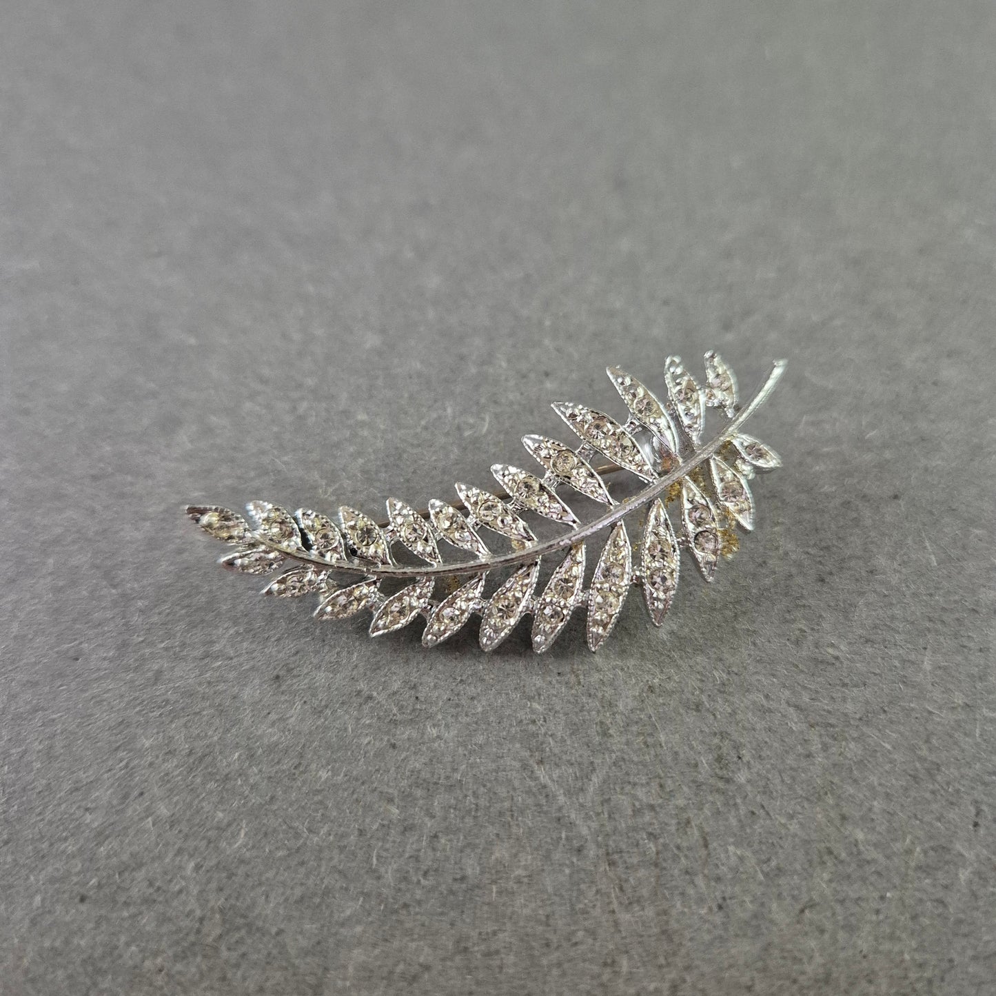 Elegante Blätter-Brosche – Funkelndes Design mit Strasssteinen