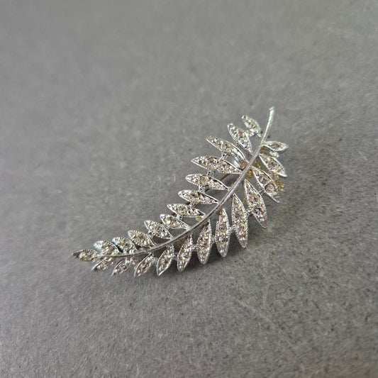 Elegante Blätter-Brosche – Funkelndes Design mit Strasssteinen