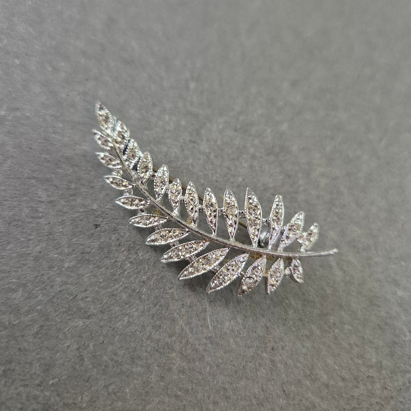 Elegante Blätter-Brosche – Funkelndes Design mit Strasssteinen