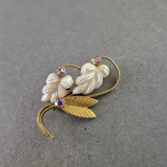 Vintage Brosche mit Perlmuttblüten und Aurora-Borealis-Steinen – Florales Design