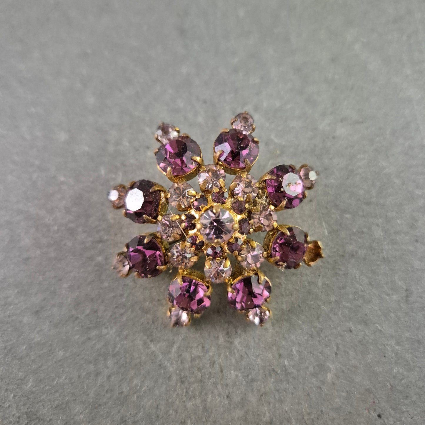 Vintage-Brosche mit lila Strasssteinen – Funkelnder Retro-Schmuck