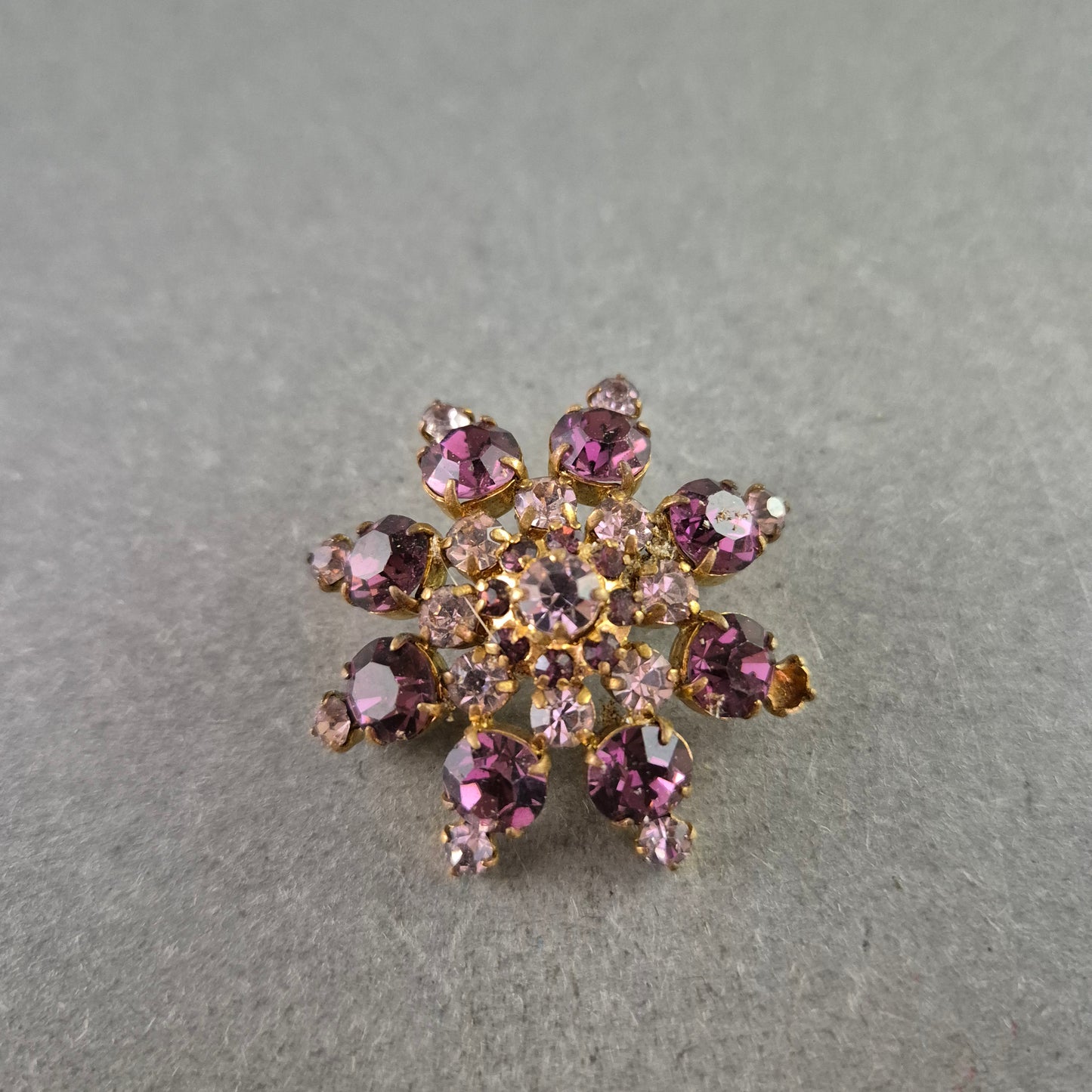 Vintage-Brosche mit lila Strasssteinen – Funkelnder Retro-Schmuck
