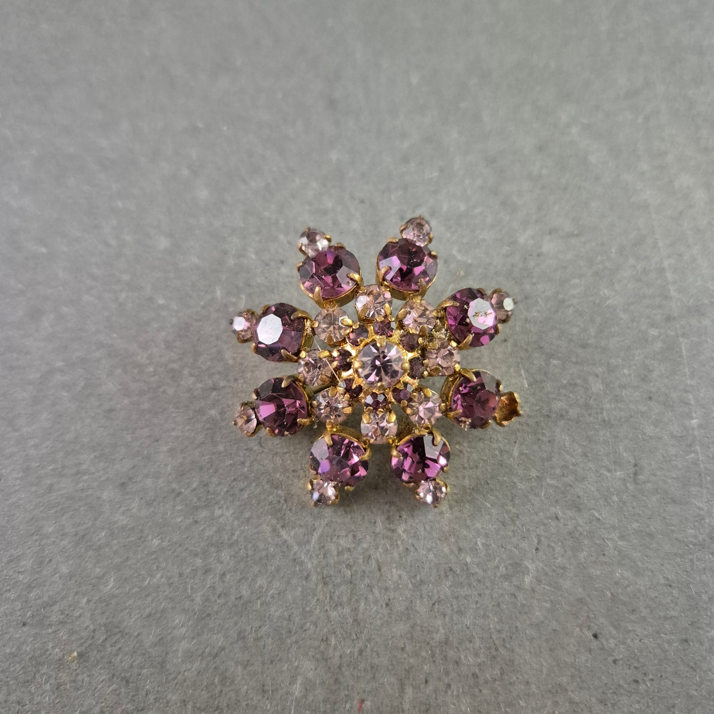 Vintage-Brosche mit lila Strasssteinen – Funkelnder Retro-Schmuck
