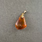 Tropfenförmiger Bernstein-Anhänger – Warme Naturtöne im Vintage-Stil