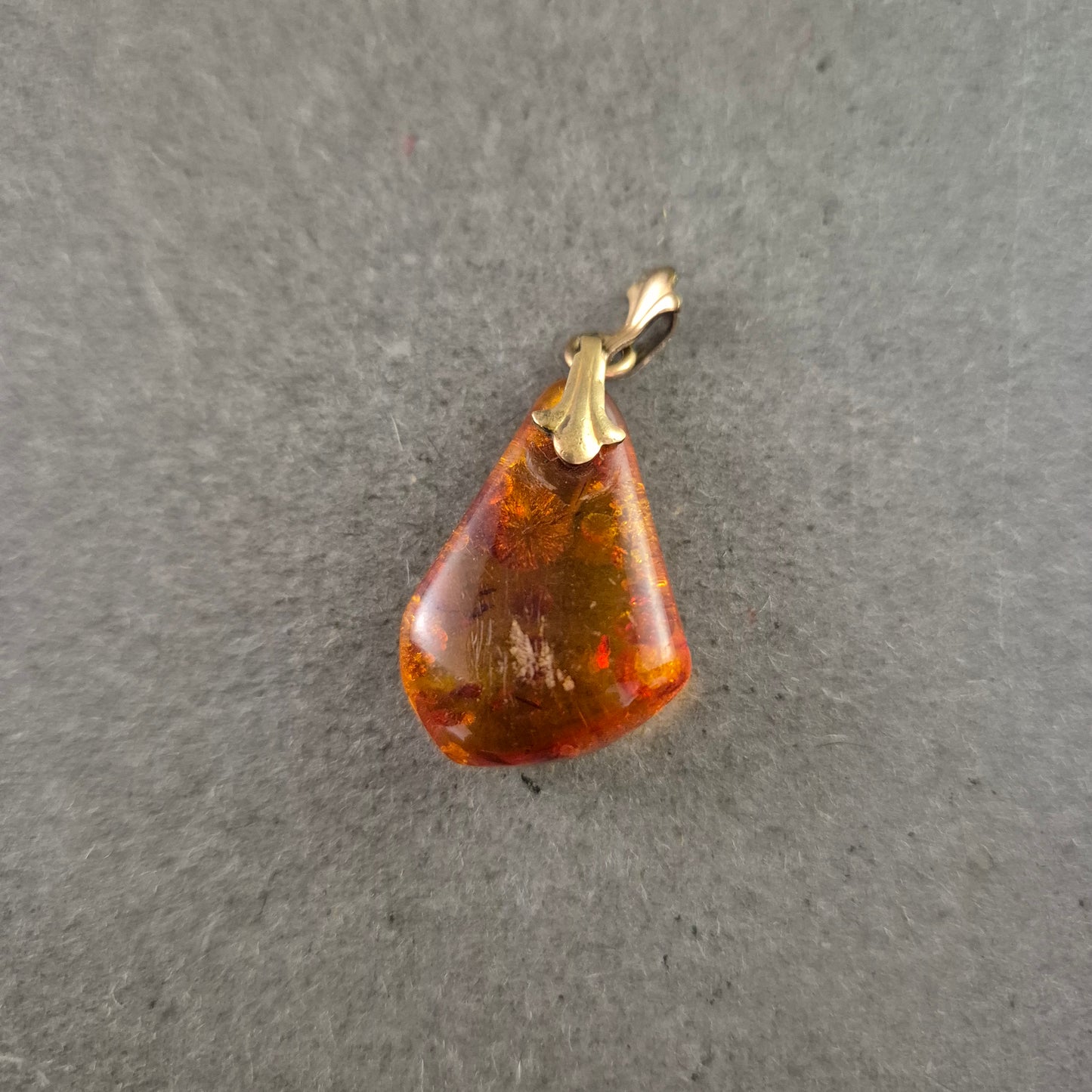 Tropfenförmiger Bernstein-Anhänger – Warme Naturtöne im Vintage-Stil