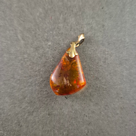 Tropfenförmiger Bernstein-Anhänger – Warme Naturtöne im Vintage-Stil