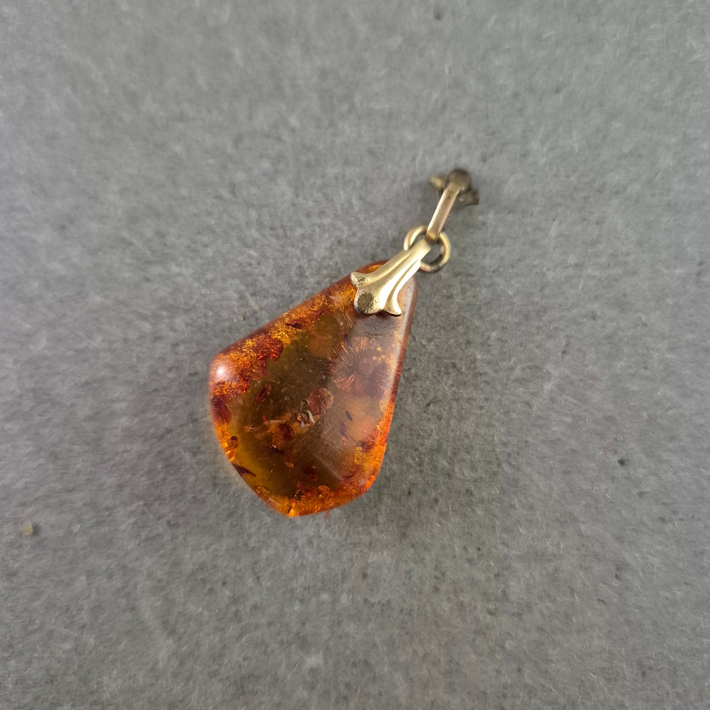 Tropfenförmiger Bernstein-Anhänger – Warme Naturtöne im Vintage-Stil