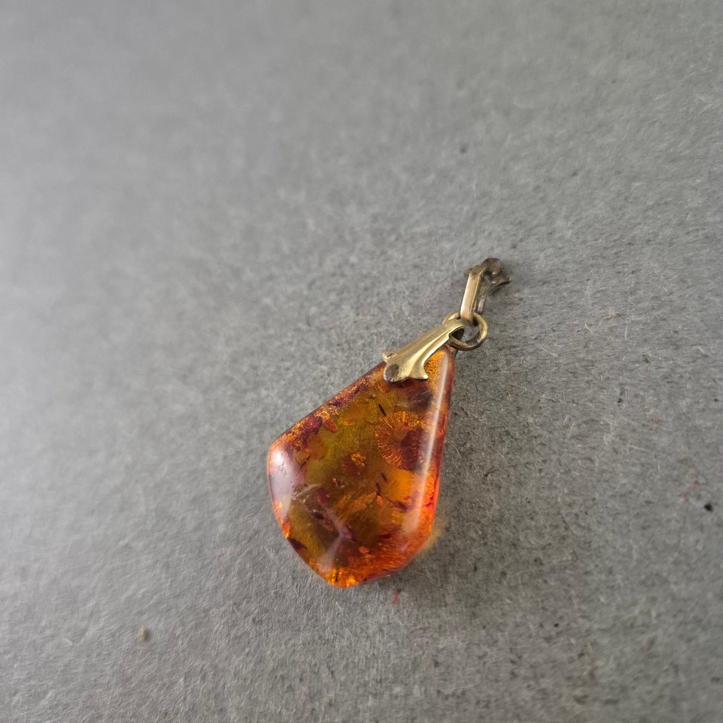 Tropfenförmiger Bernstein-Anhänger – Warme Naturtöne im Vintage-Stil