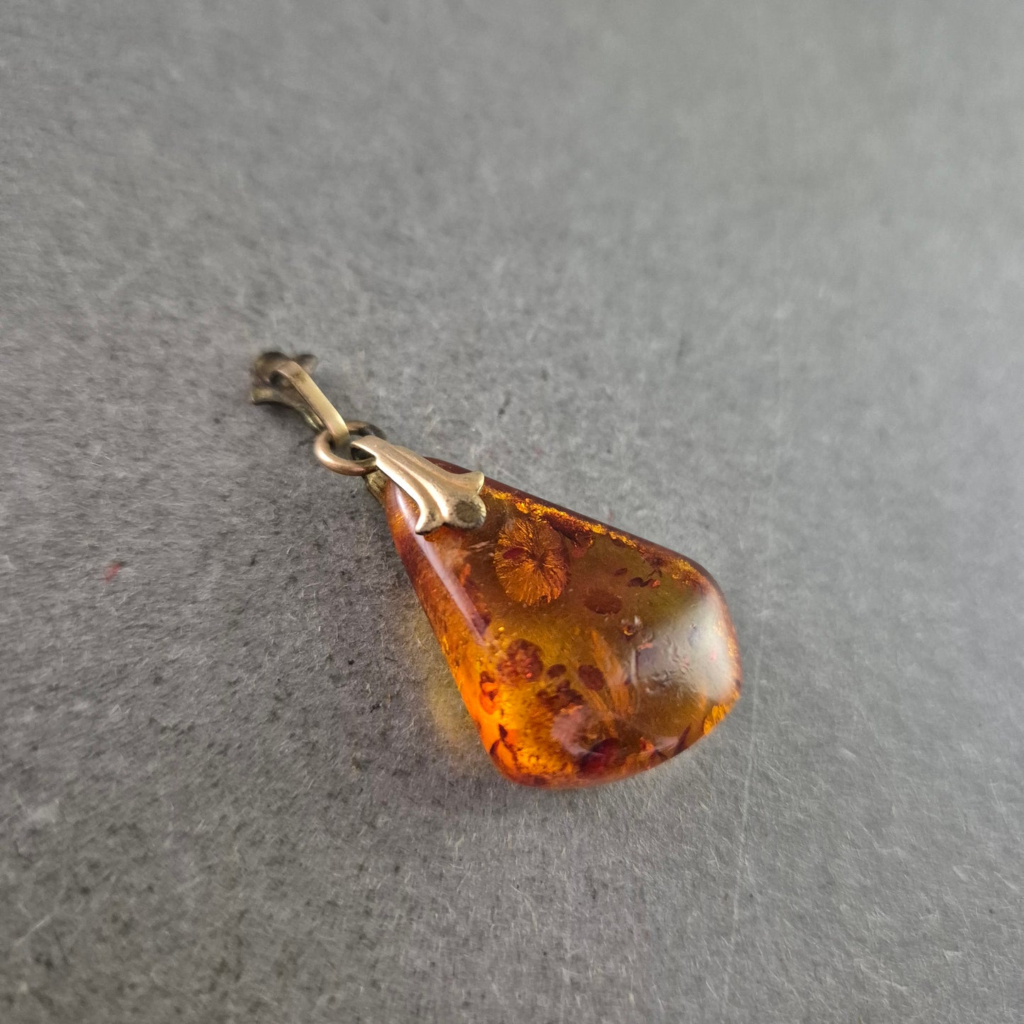 Tropfenförmiger Bernstein-Anhänger – Warme Naturtöne im Vintage-Stil