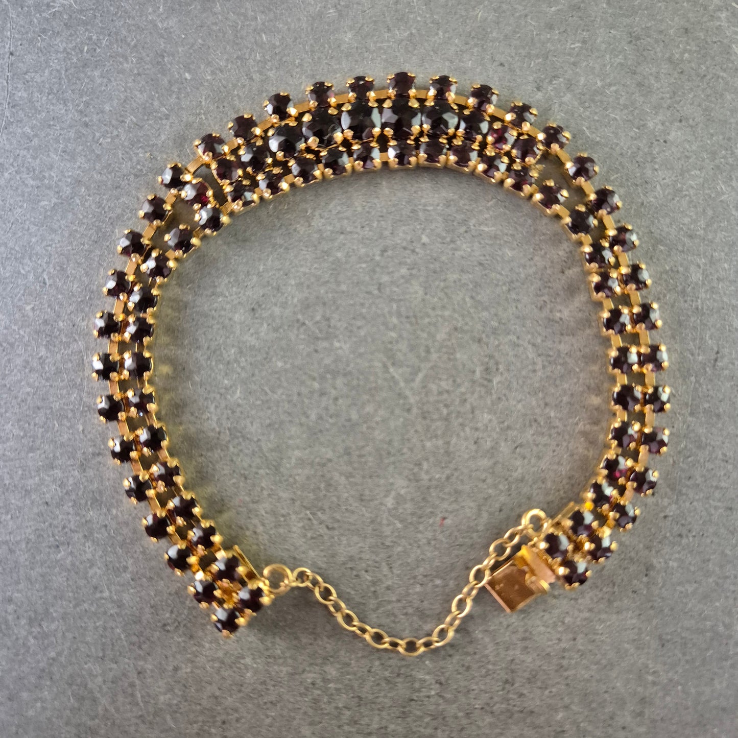 Vintage Strassarmband mit dunkelroten Steinen – Glamour im Retro-Stil