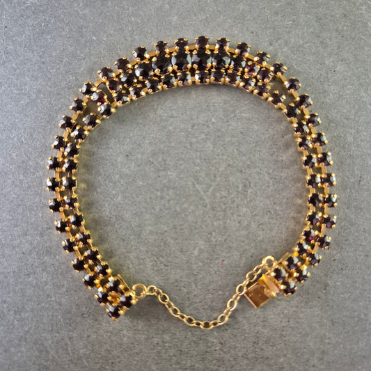 Vintage Strassarmband mit dunkelroten Steinen – Glamour im Retro-Stil