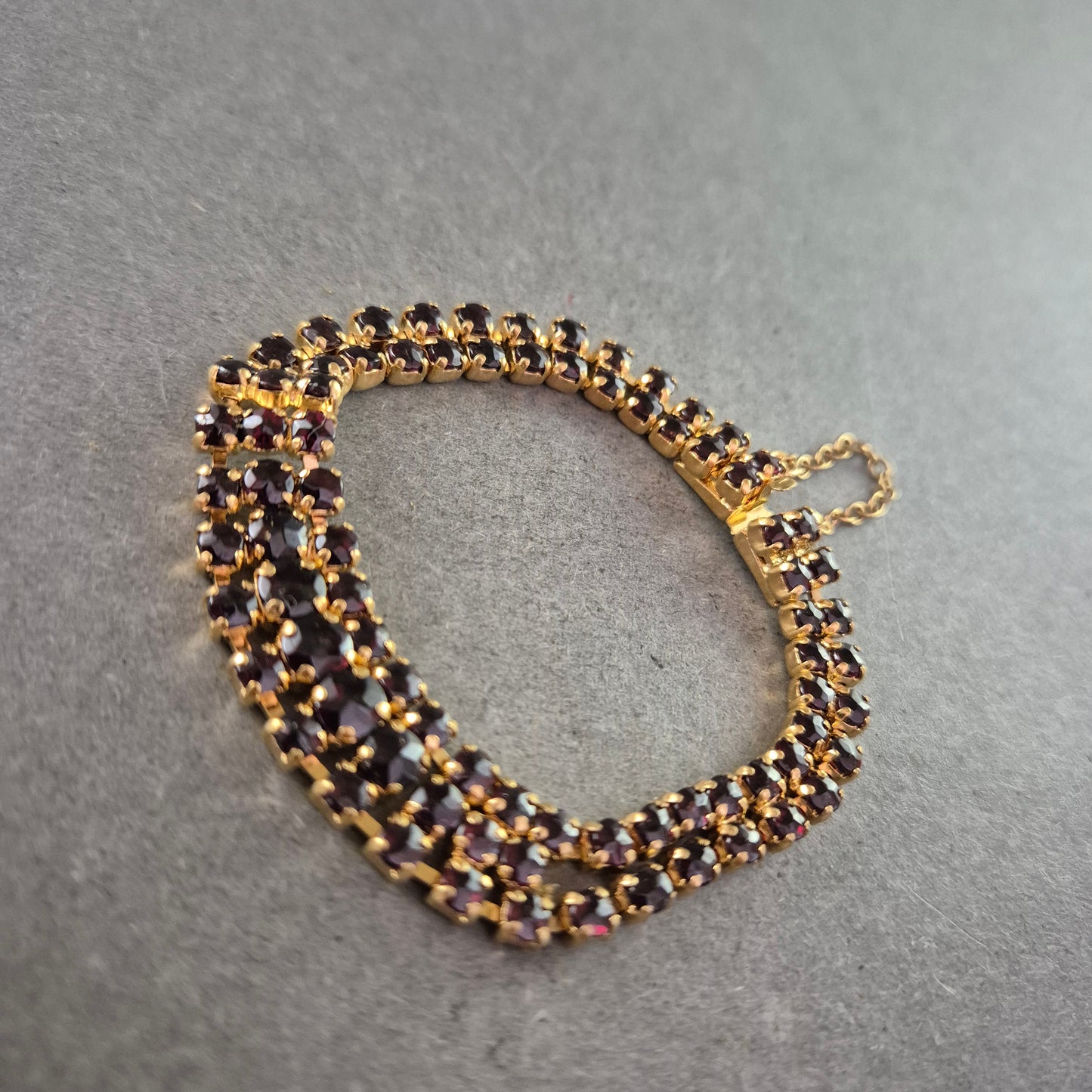 Vintage Strassarmband mit dunkelroten Steinen – Glamour im Retro-Stil