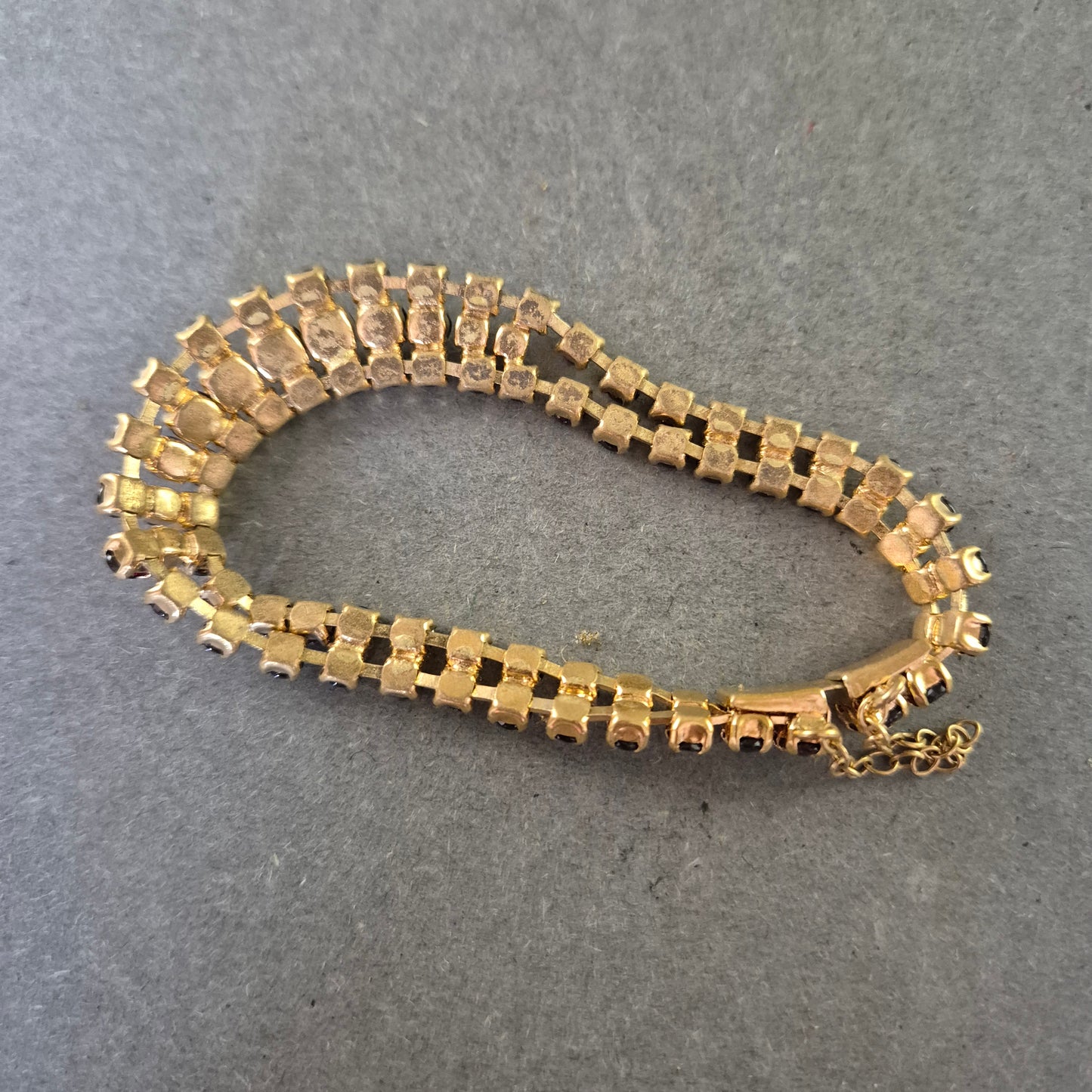 Vintage Strassarmband mit dunkelroten Steinen – Glamour im Retro-Stil