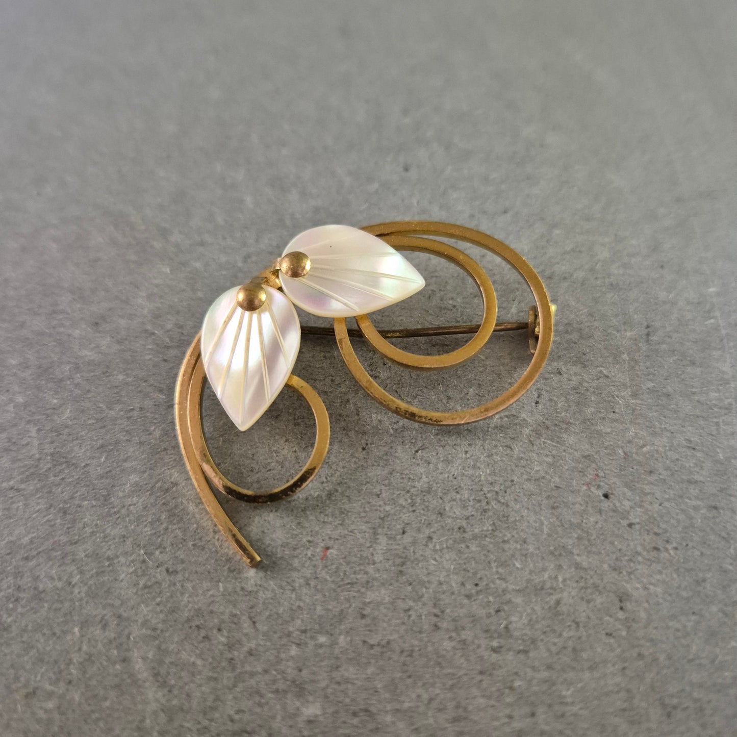 Elegante Vintage-Brosche mit Perlmuttblättern – Florales Design