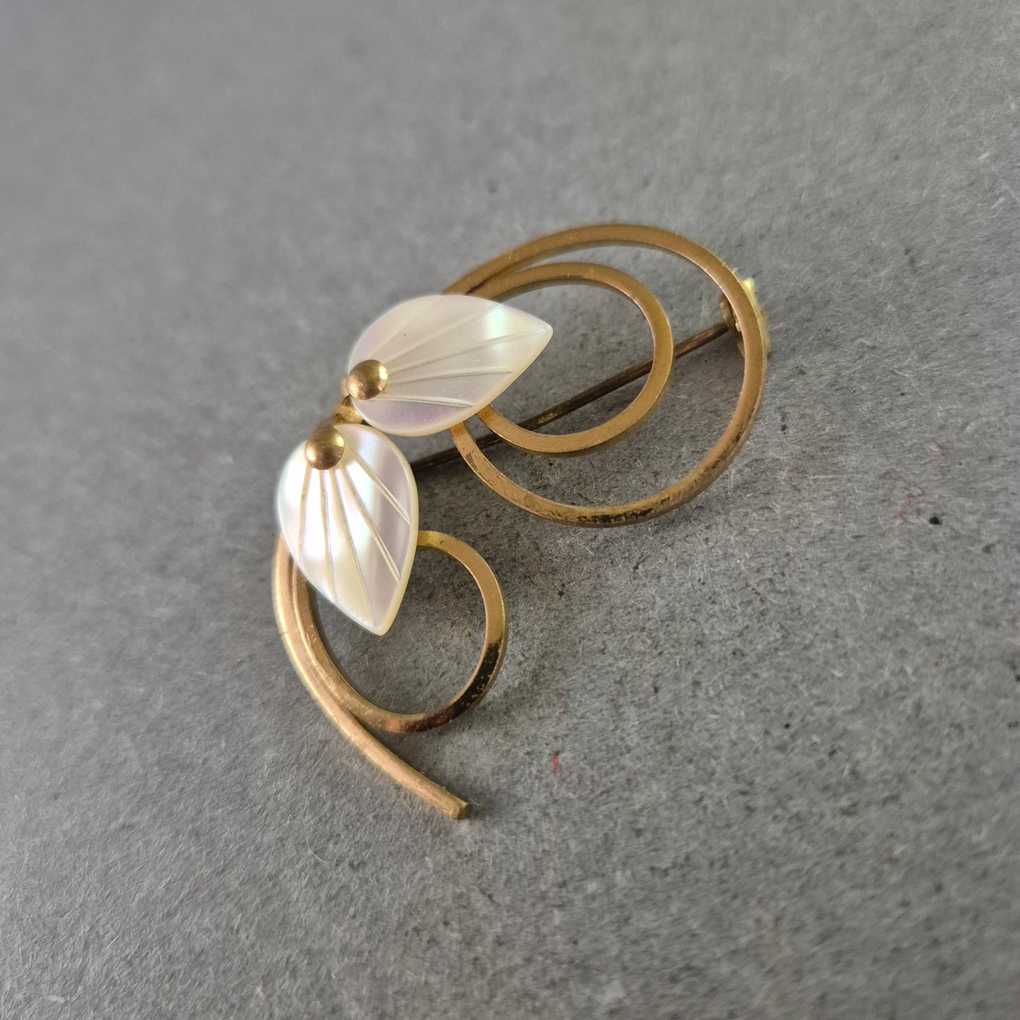 Elegante Vintage-Brosche mit Perlmuttblättern – Florales Design