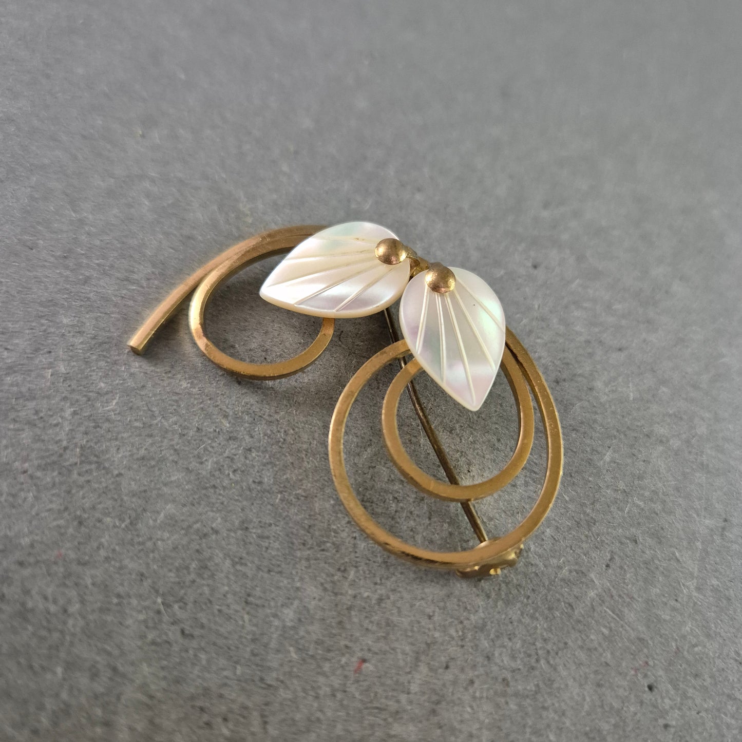 Elegante Vintage-Brosche mit Perlmuttblättern – Florales Design