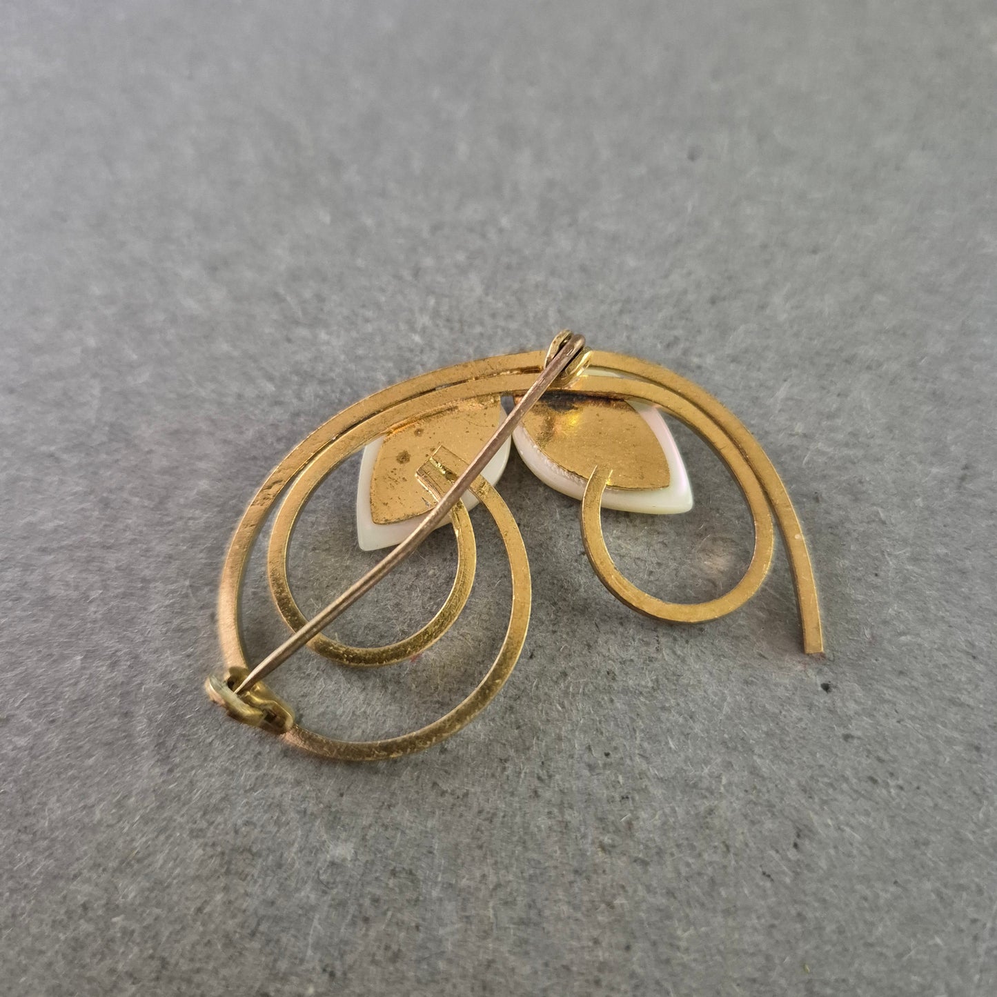 Elegante Vintage-Brosche mit Perlmuttblättern – Florales Design