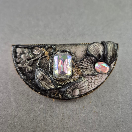 Halbrunde Vintage-Brosche mit floralen Details & Strasssteinen