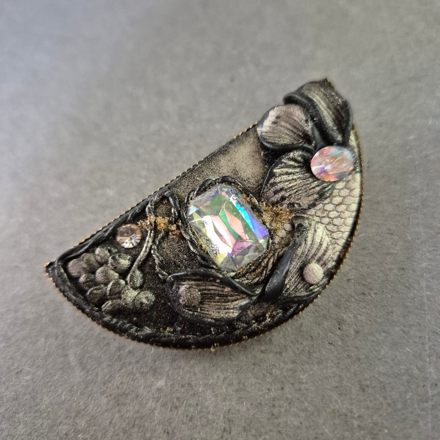 Halbrunde Vintage-Brosche mit floralen Details & Strasssteinen