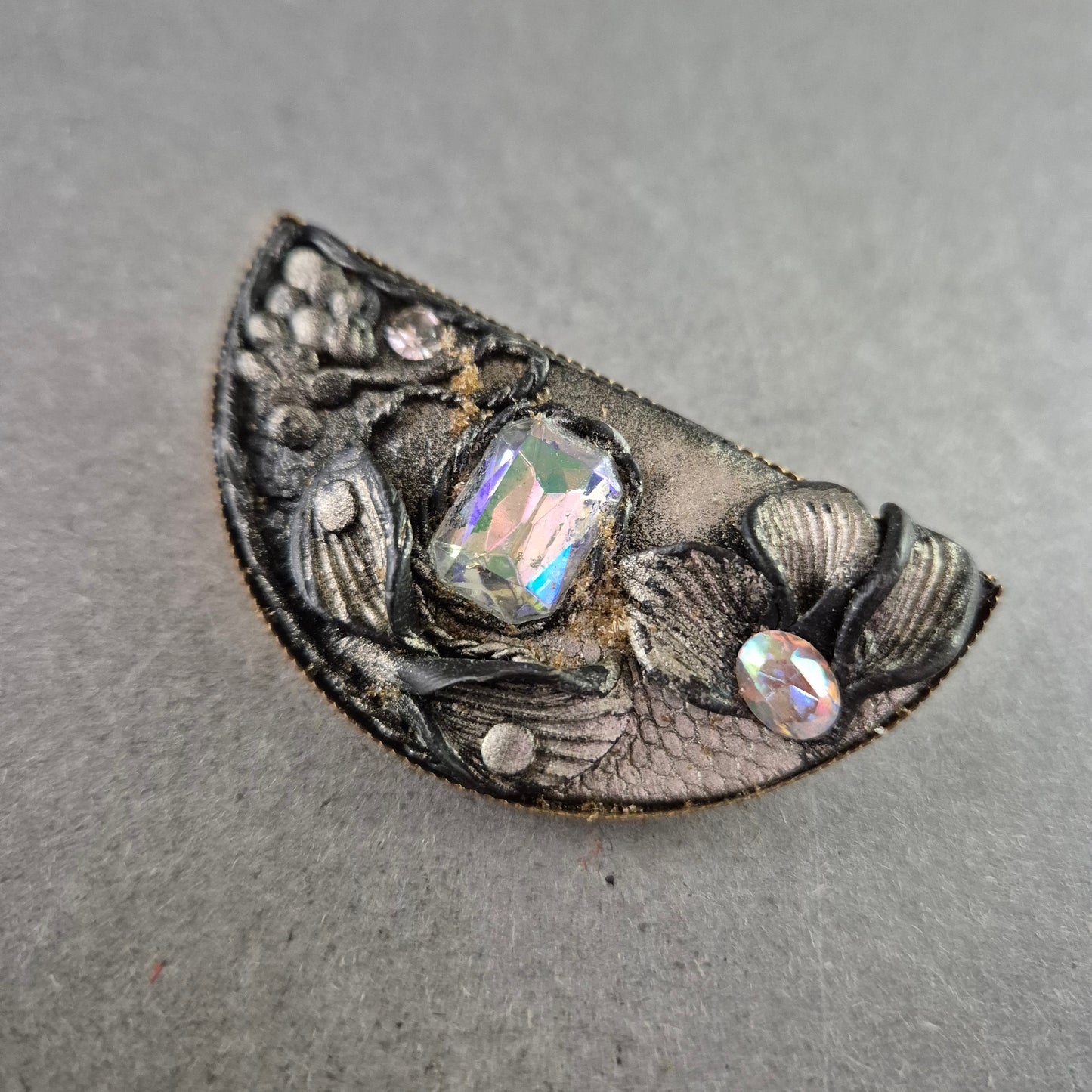 Halbrunde Vintage-Brosche mit floralen Details & Strasssteinen