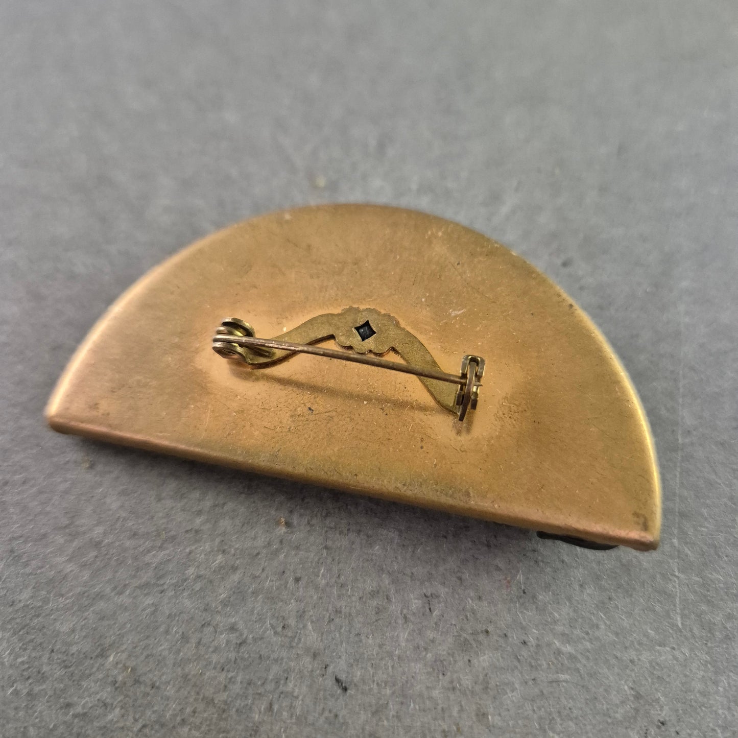 Halbrunde Vintage-Brosche mit floralen Details & Strasssteinen