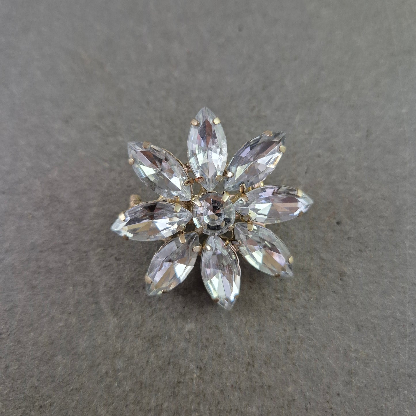 Strass-Brosche in Blütenform – Funkelnde Vintage-Eleganz