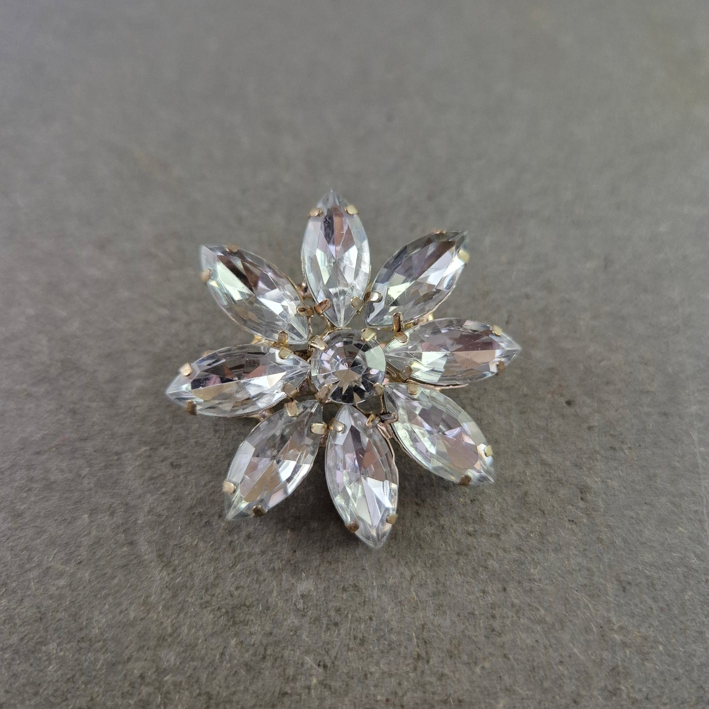 Strass-Brosche in Blütenform – Funkelnde Vintage-Eleganz