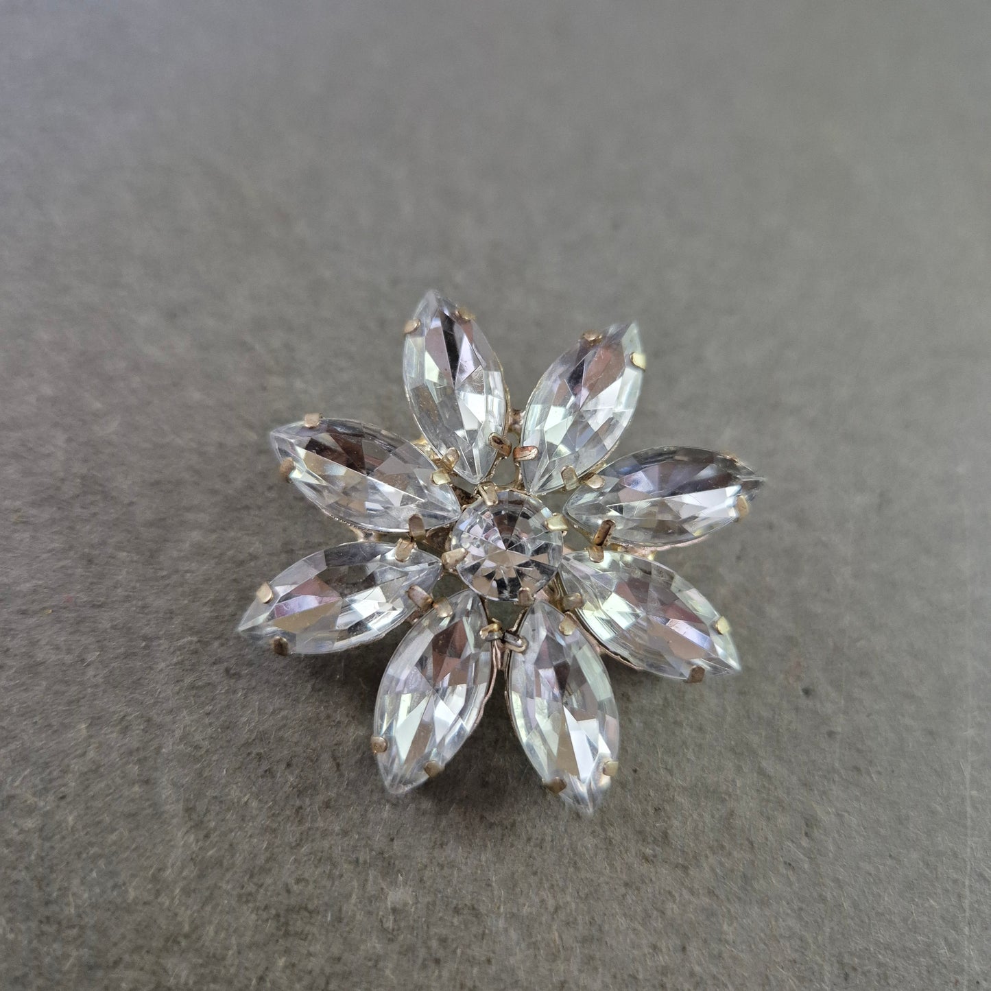 Strass-Brosche in Blütenform – Funkelnde Vintage-Eleganz