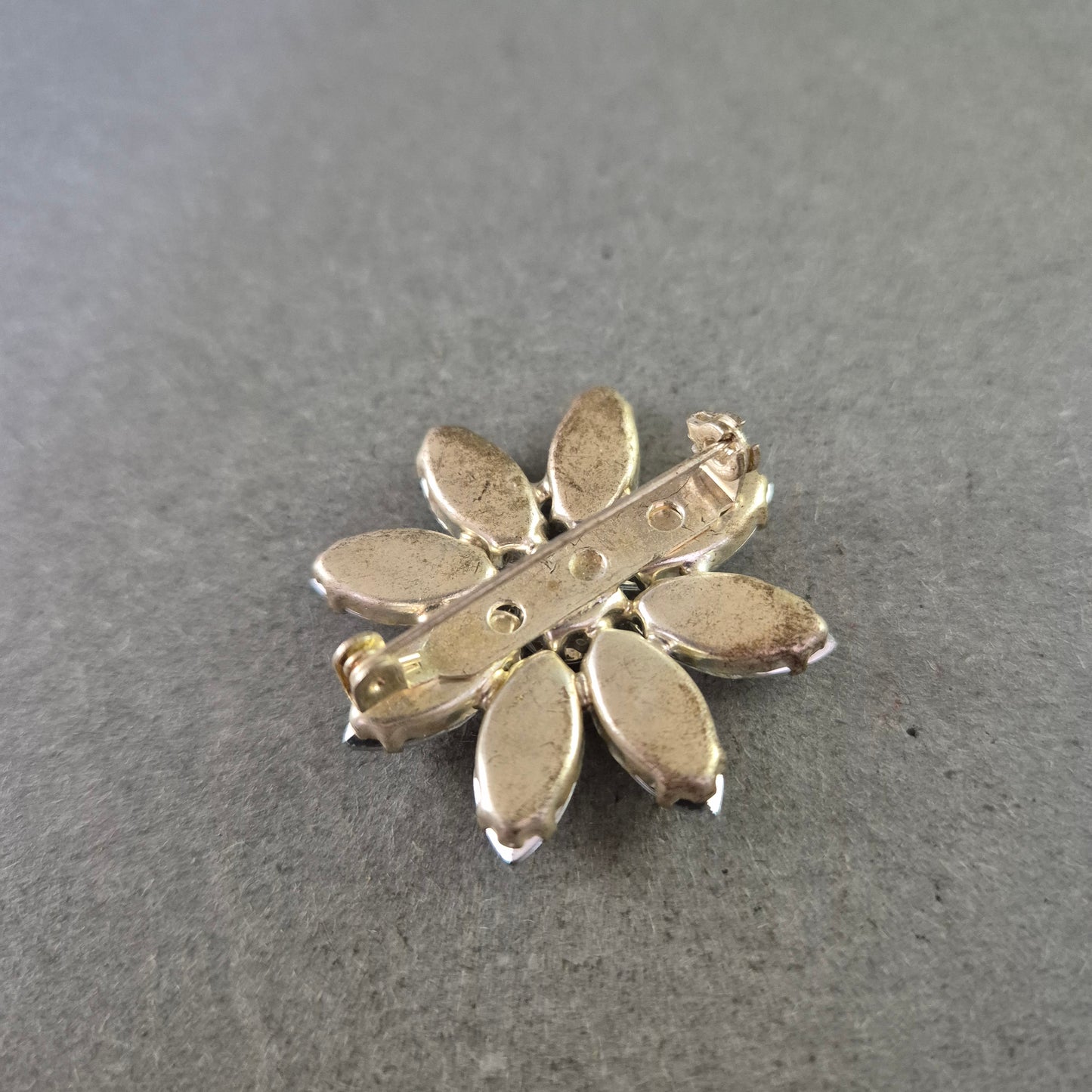 Strass-Brosche in Blütenform – Funkelnde Vintage-Eleganz
