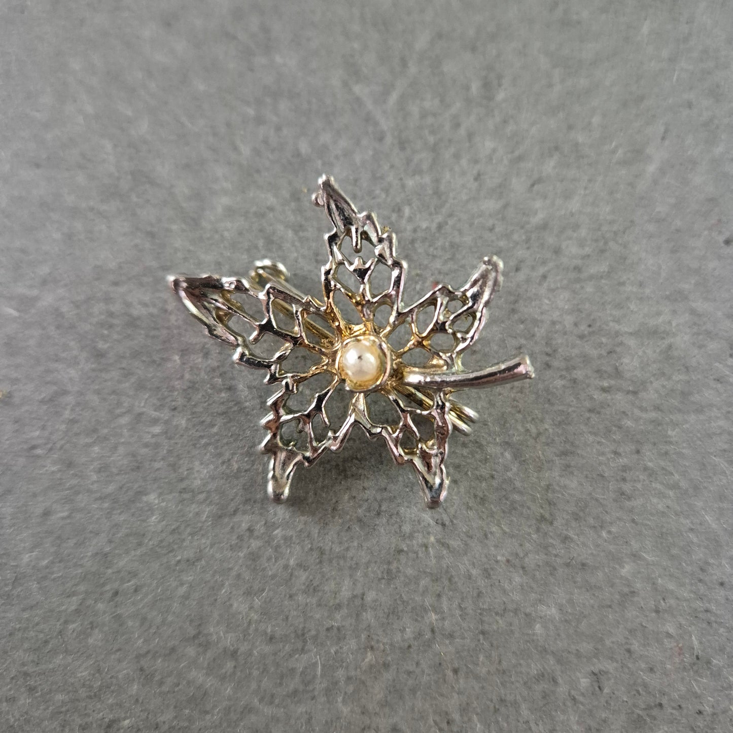 Vintage Brosche Ahornblatt mit Perle – Filigranes Design in Silberoptik