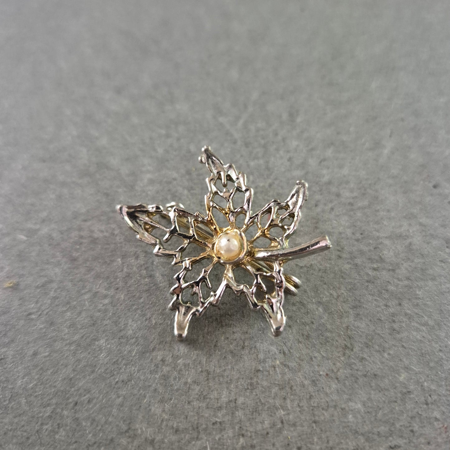 Vintage Brosche Ahornblatt mit Perle – Filigranes Design in Silberoptik