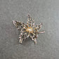 Vintage Brosche Ahornblatt mit Perle – Filigranes Design in Silberoptik