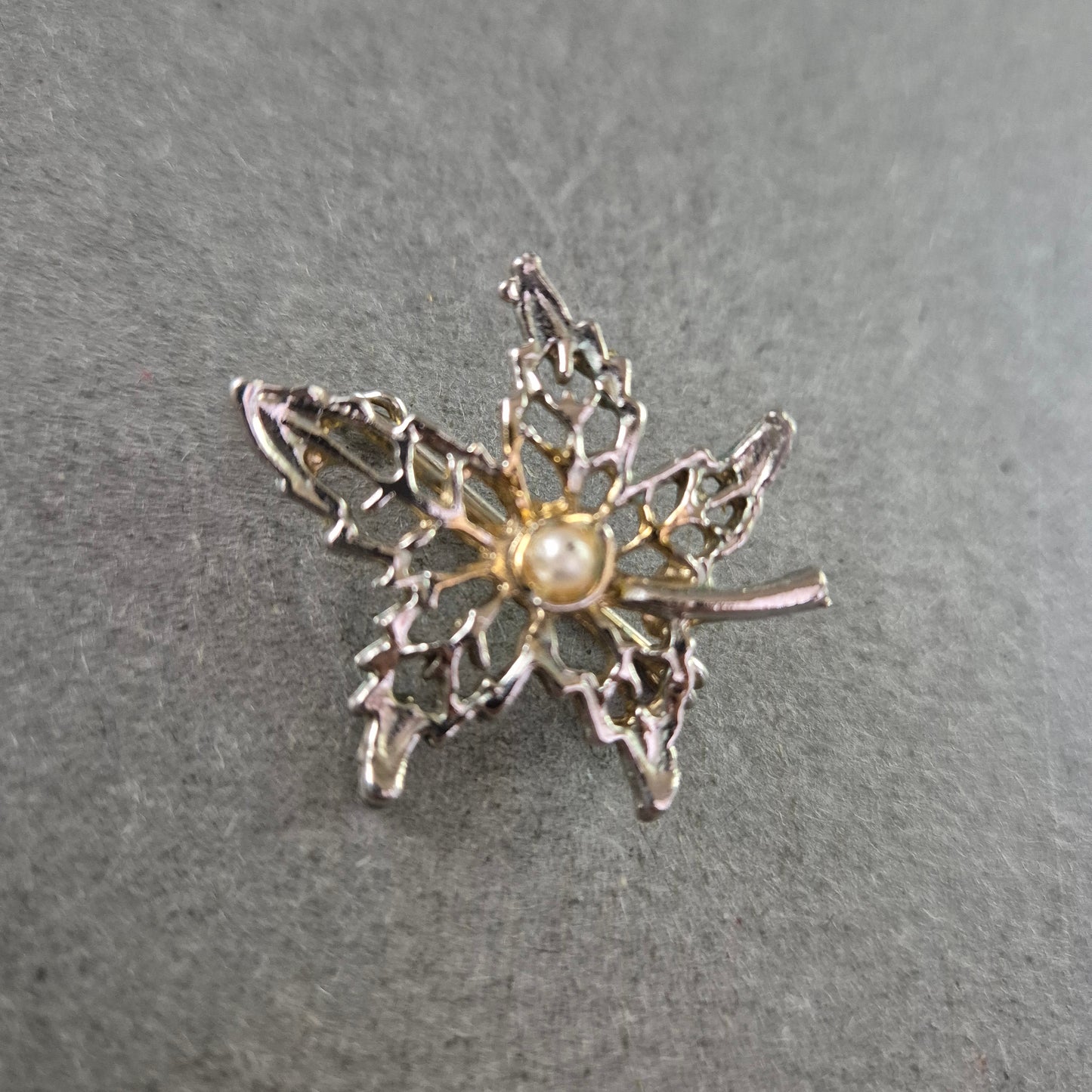 Vintage Brosche Ahornblatt mit Perle – Filigranes Design in Silberoptik