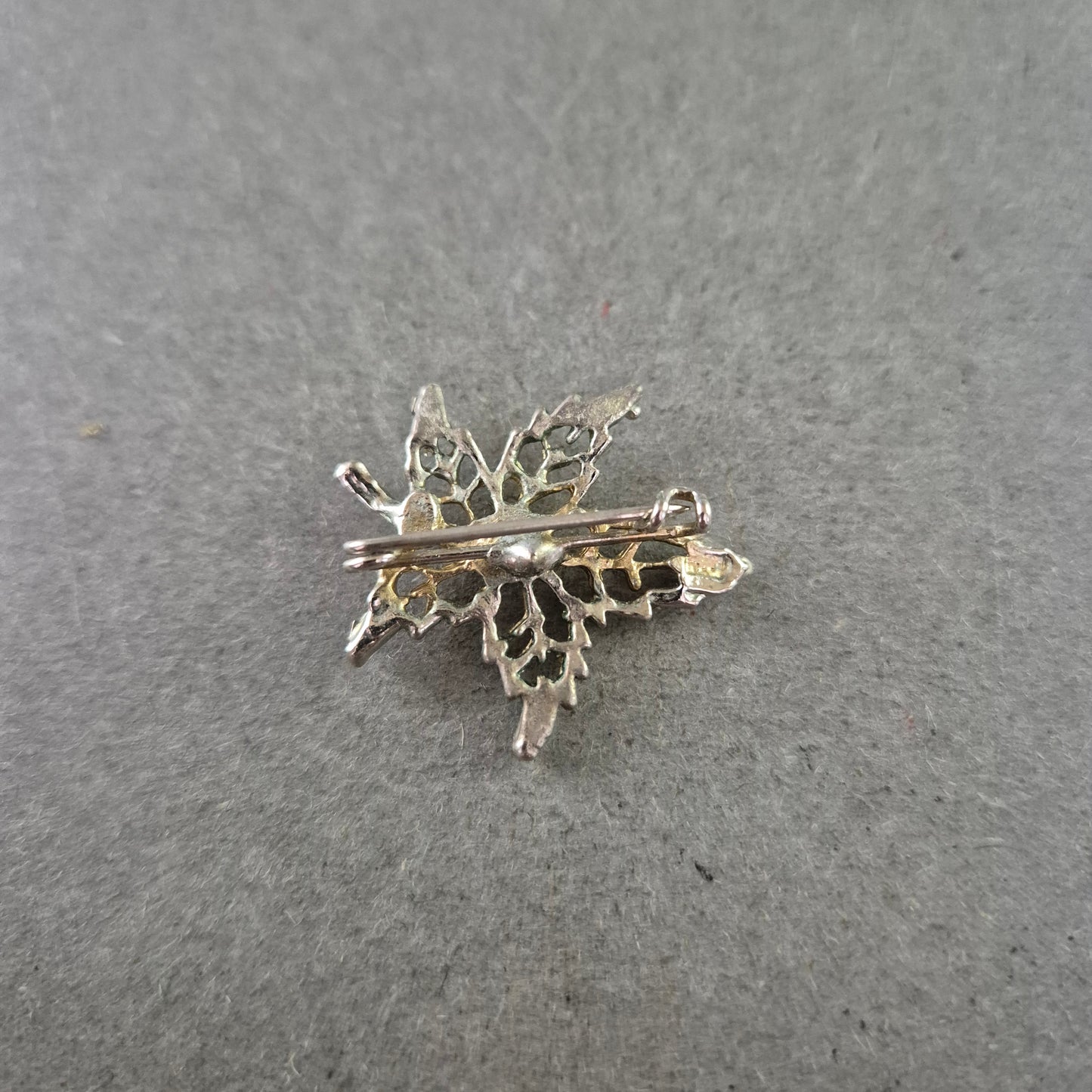 Vintage Brosche Ahornblatt mit Perle – Filigranes Design in Silberoptik