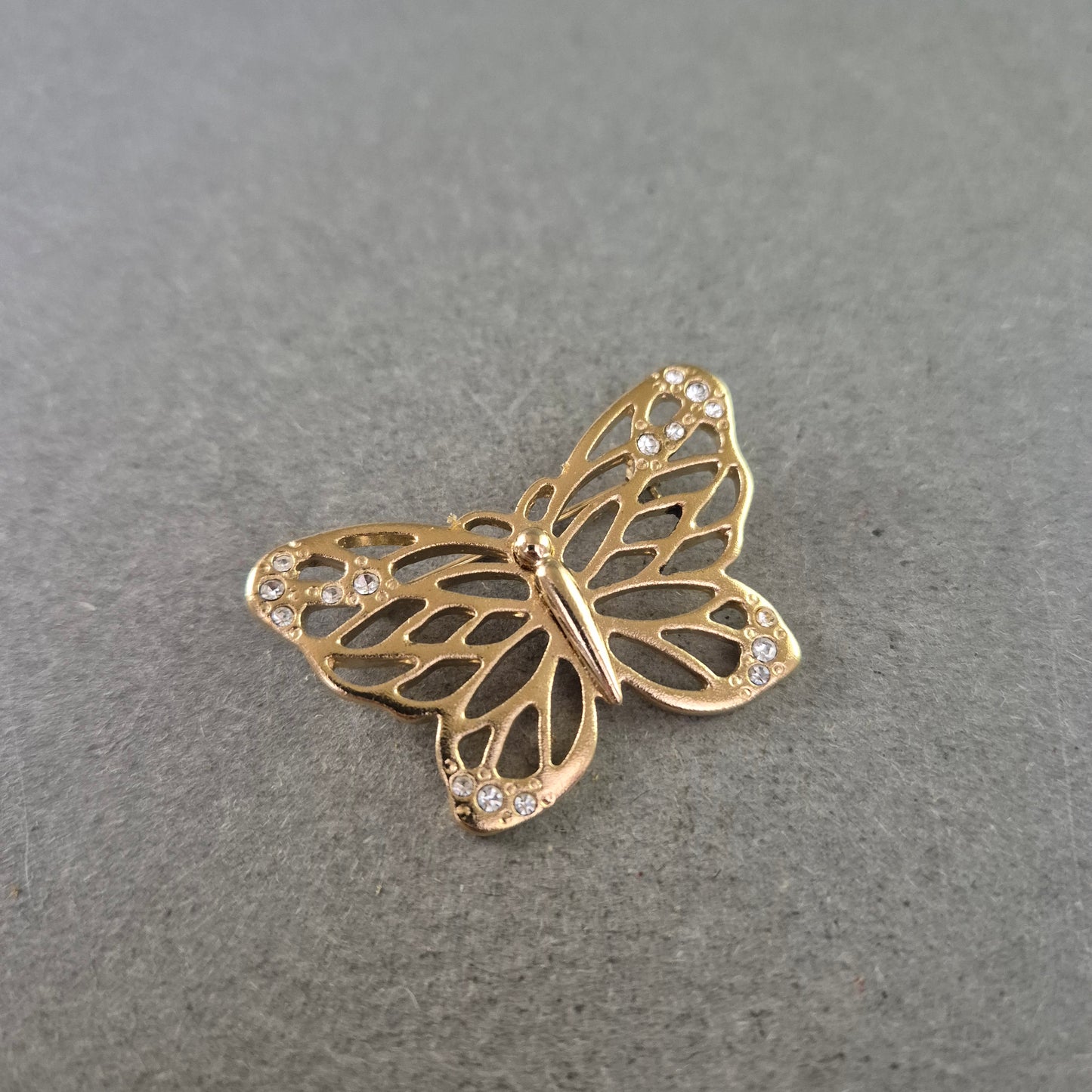Vintage Schmetterlingsbrosche mit Strass – Goldfarbener Glanz