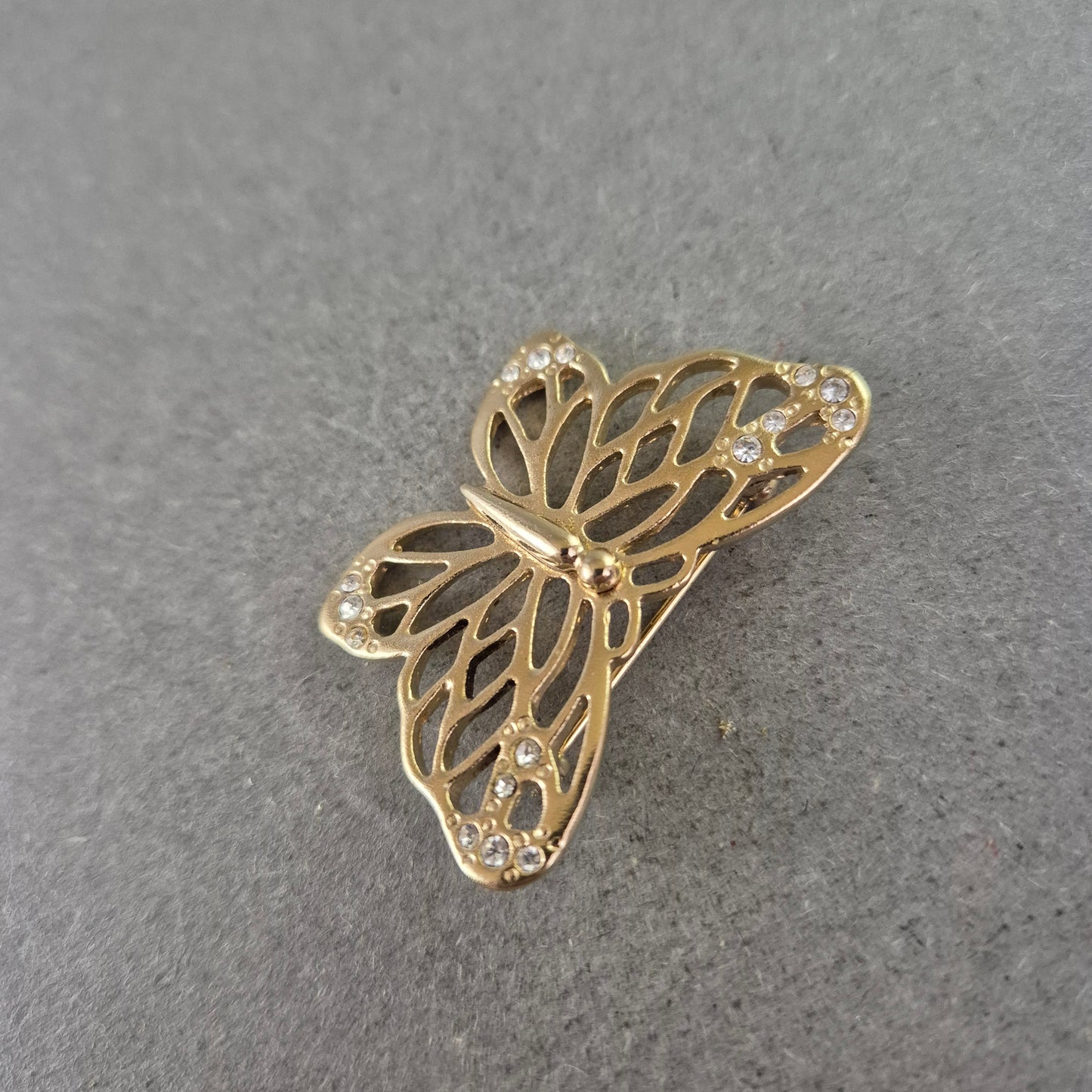 Vintage Schmetterlingsbrosche mit Strass – Goldfarbener Glanz