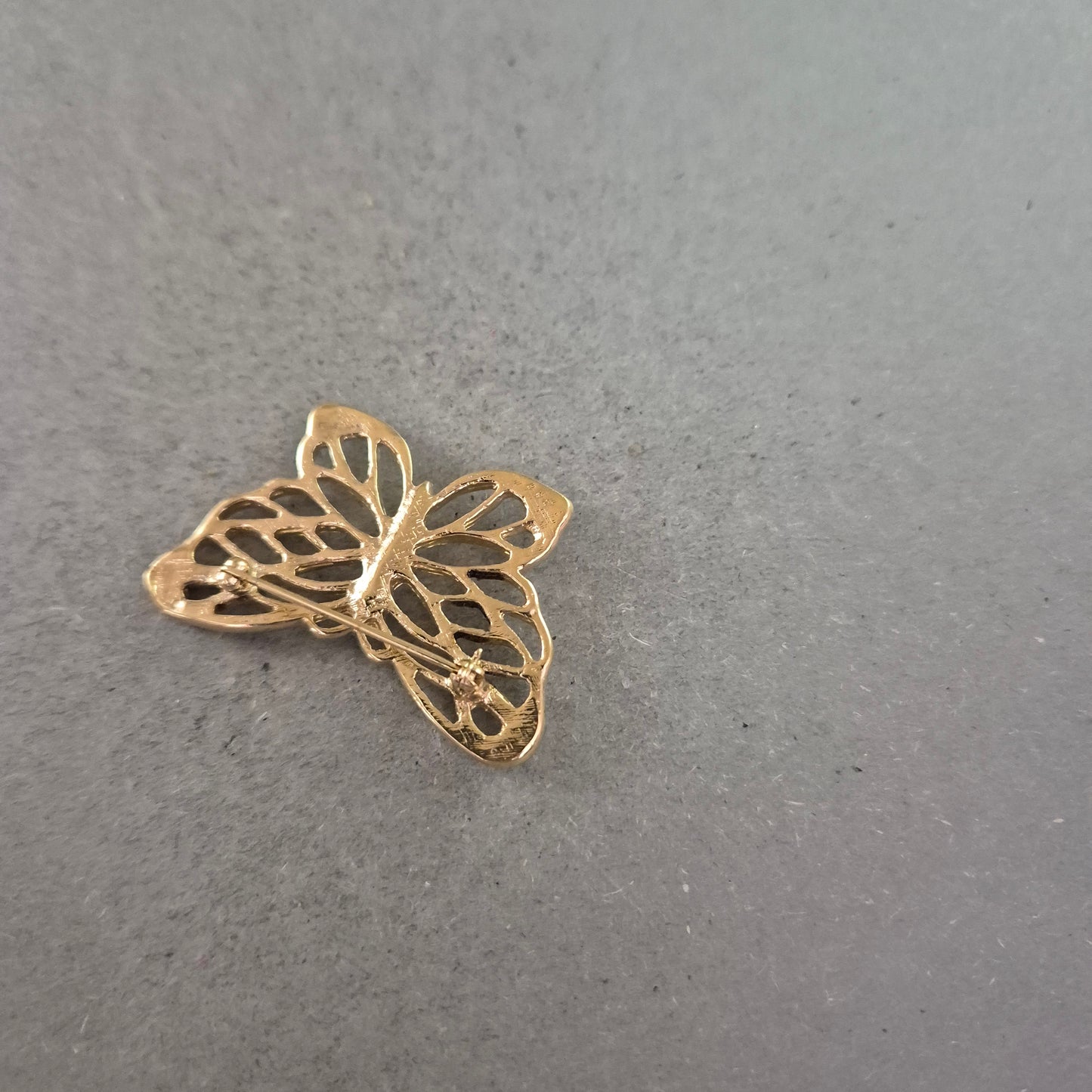 Vintage Schmetterlingsbrosche mit Strass – Goldfarbener Glanz