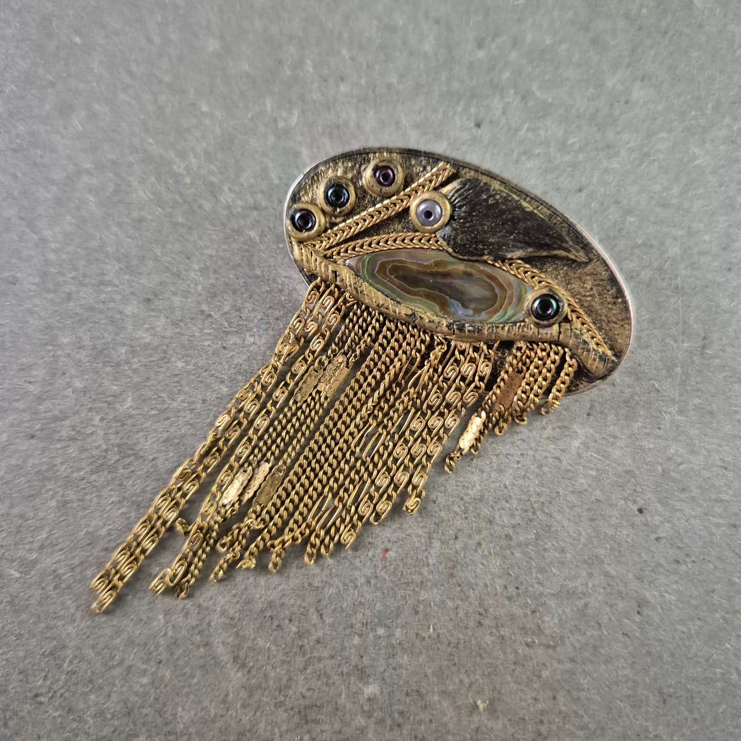 Extravagante Vintage-Brosche mit Ketten & Abalone-Detail